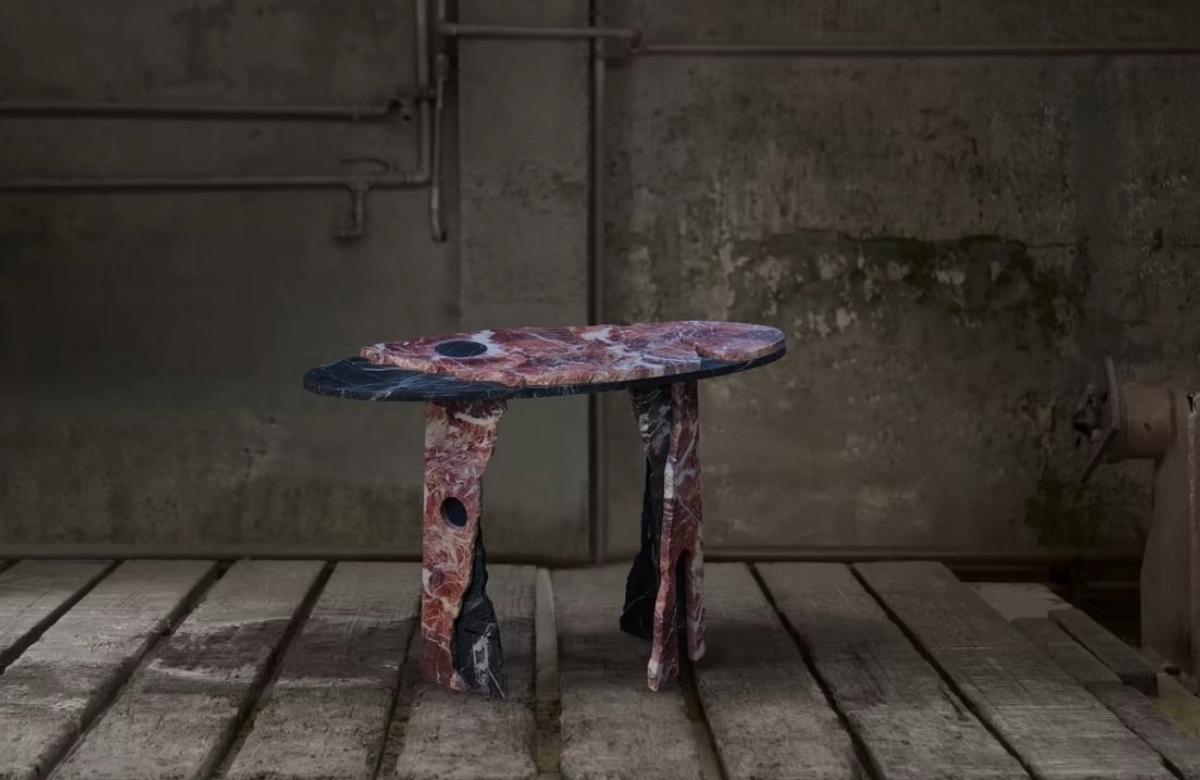 La consolle Fallen Empire fa parte di una straordinaria collezione composta da quattro pezzi: un tavolino rotondo, un tavolino, una consolle e un tavolo da pranzo, ognuno dei quali è stato realizzato con i marmi più pregiati. Con Verde Alpi, Rosa