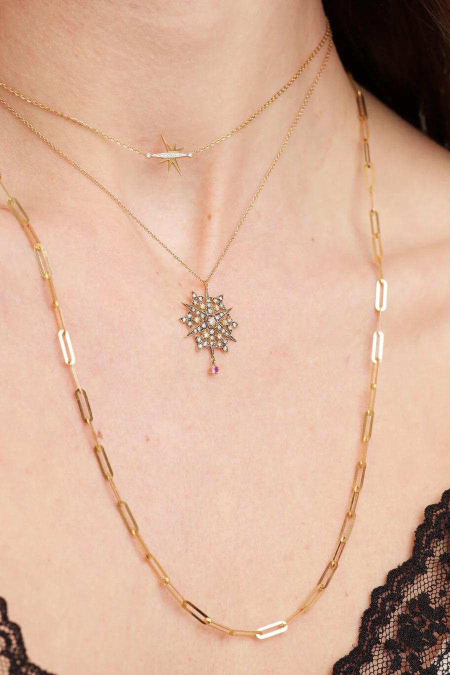 Erleben Sie die Magie des Wunsches nach einer Sternschnuppe mit dieser exquisiten Halskette! Dieses atemberaubende Schmuckstück aus 18 Karat Gelbgold mit einem leuchtenden Rubin und funkelnden weißen Diamanten ist die perfekte Wahl für jeden