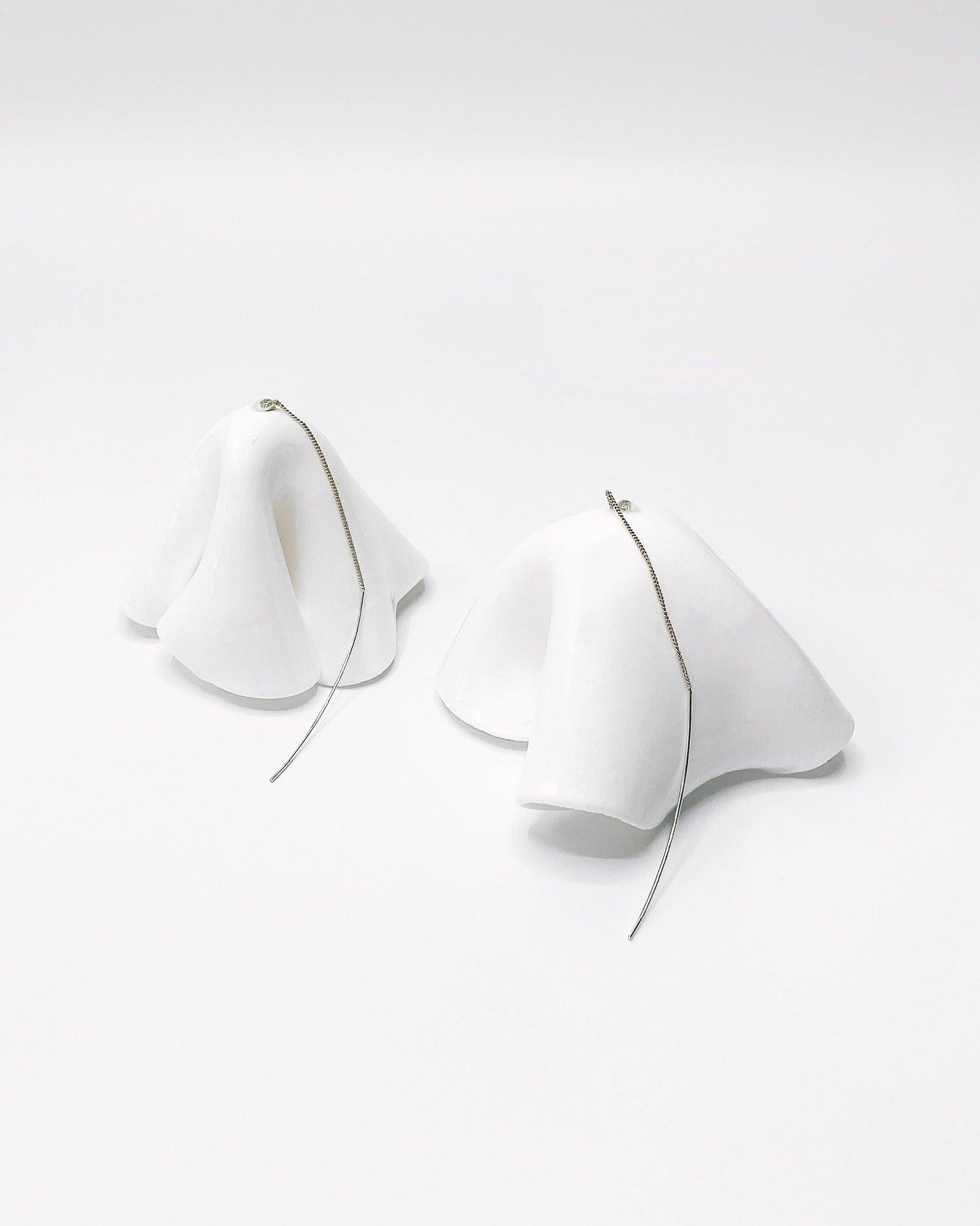 Arts and Crafts Orecchini a forma di oggetto scolpito FALLEN TISSUES in vendita