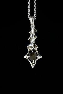 Falling Star (saphir étoilé noir, pendentif en or blanc 14K) par Ken Fury