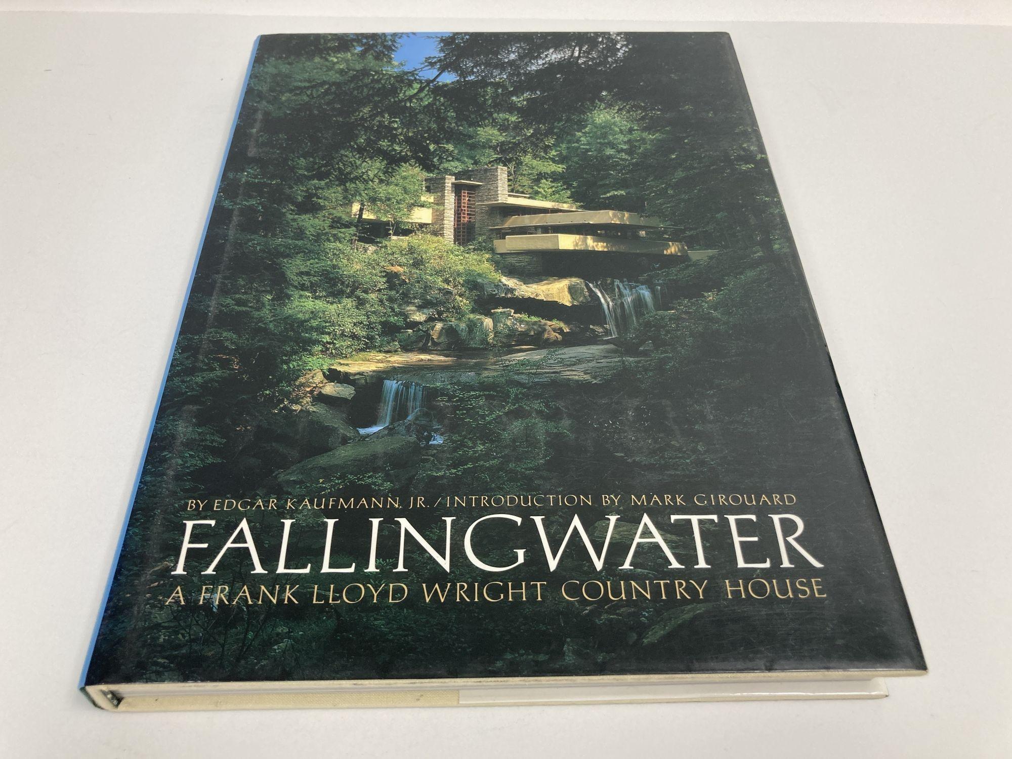 Fallingwater - une maison de campagne de Frank Lloyd Wright.
Vintage 1986 1st Edition Modernism Architecture Large Hardcover Book.
DIMENSIONS : 9,75 