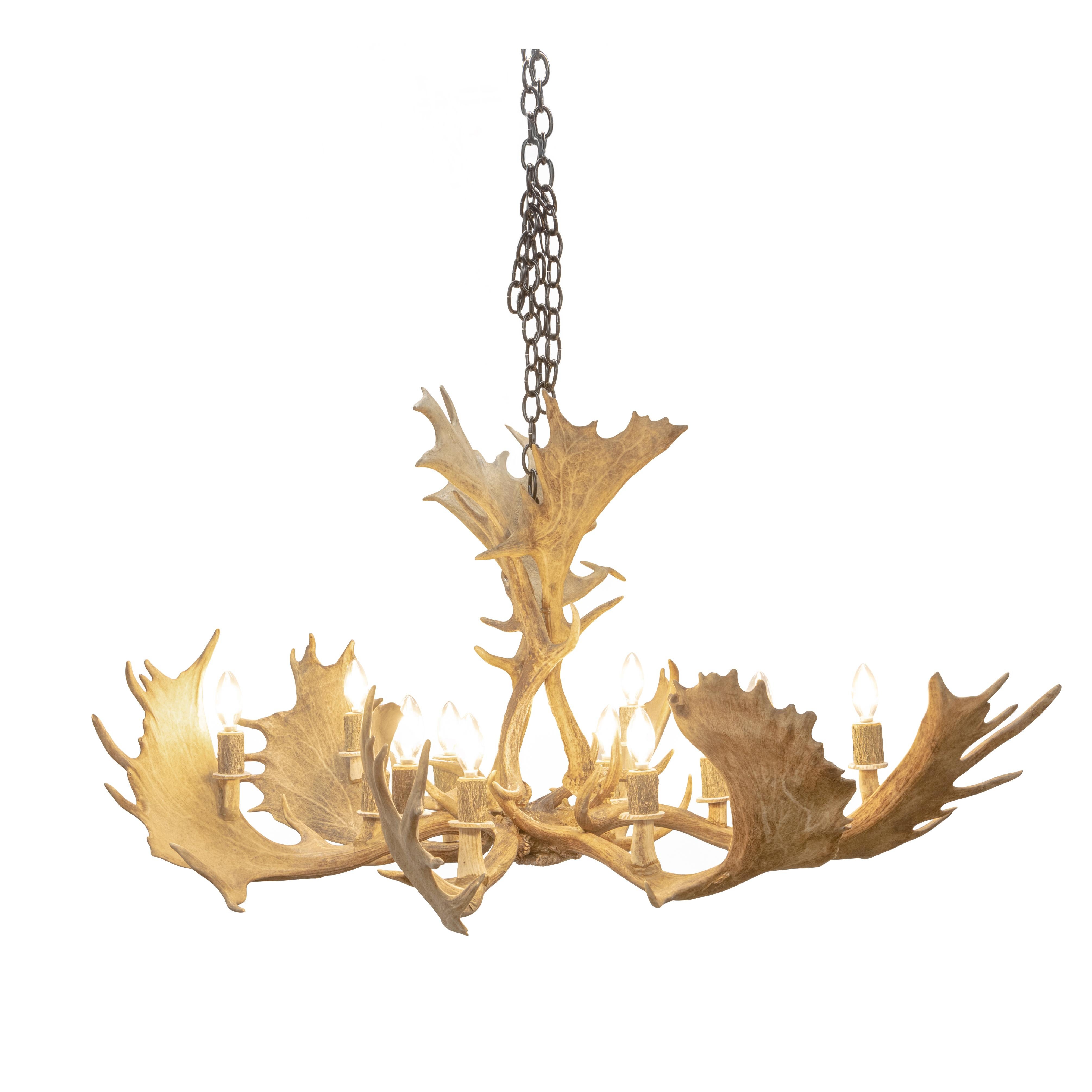 Lampadario a 12 luci in daino. Cablata con luci finte a forma di candela. Le corna hanno tutte la stessa patina/colore. Catena e filo inclusi, pronti per essere appesi. Artigiano prodotto nel Nord dell'Idaho. Molto elegante, è la scelta migliore per