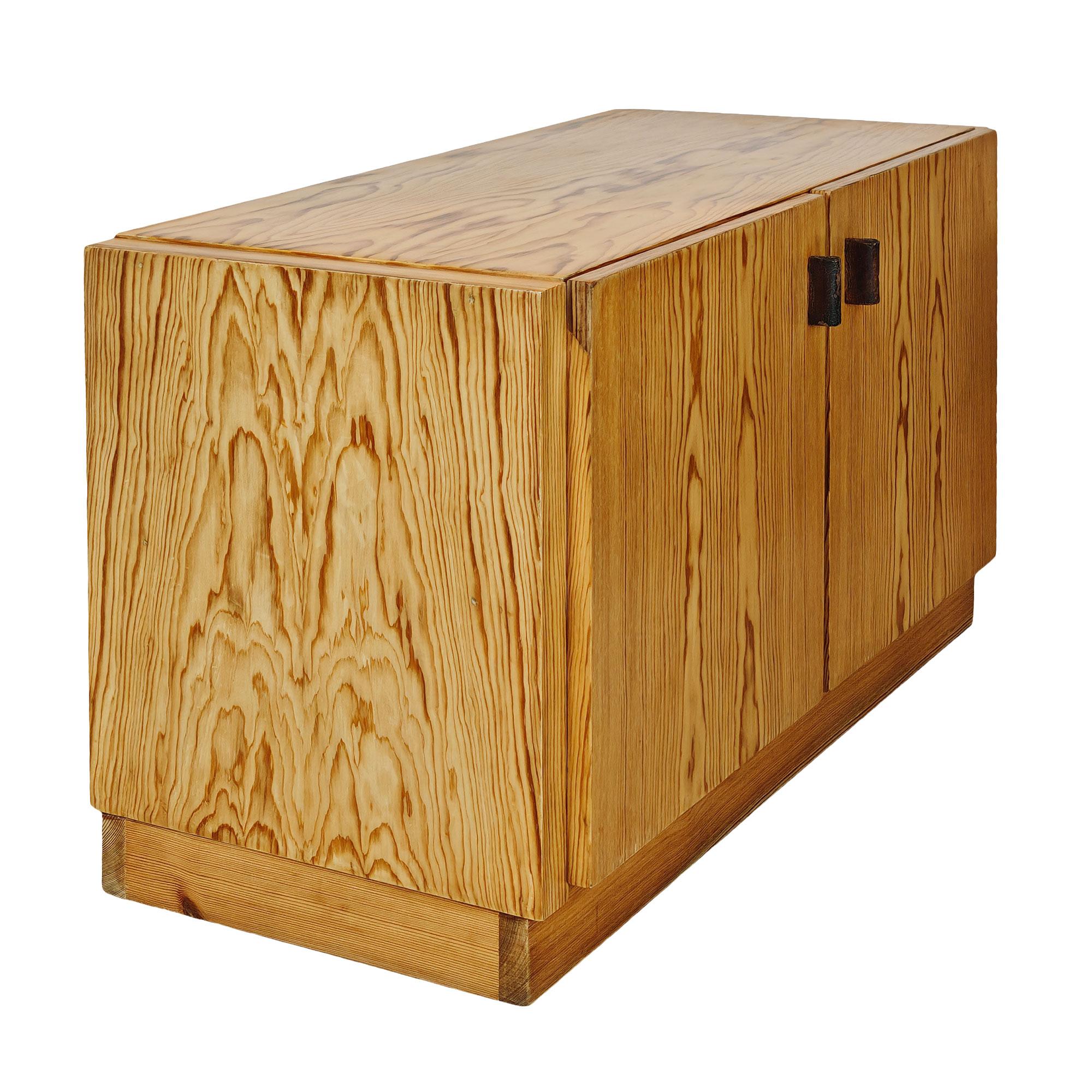 Pair of large bedside tables or occasional cabinets in pine wood, four sided waxed finishing. Leather handles. Very high quality.

Design: Jordi Vilanova

Spain, Barcelona circa 1970.

cm 75 x 36,5 + 2,5 (handles) x 46

inches 29.53 x 17.37 + 0.98