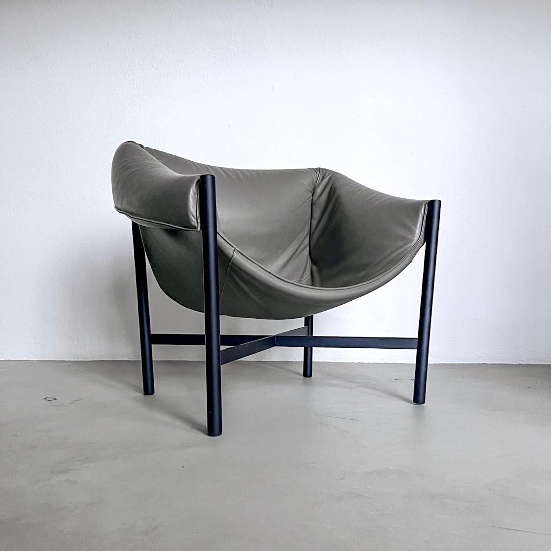 Zeitgenössischer Sessel - Collectional Design Lounge Chair - Wohnzimmersessel aus grauem Leder

Entworfen von  Der Stuhl Falstaff von Stefan Diez für die Sammelmöbelmarke Dante Goods and Bads verbindet ein essenzielles, mattschwarz
