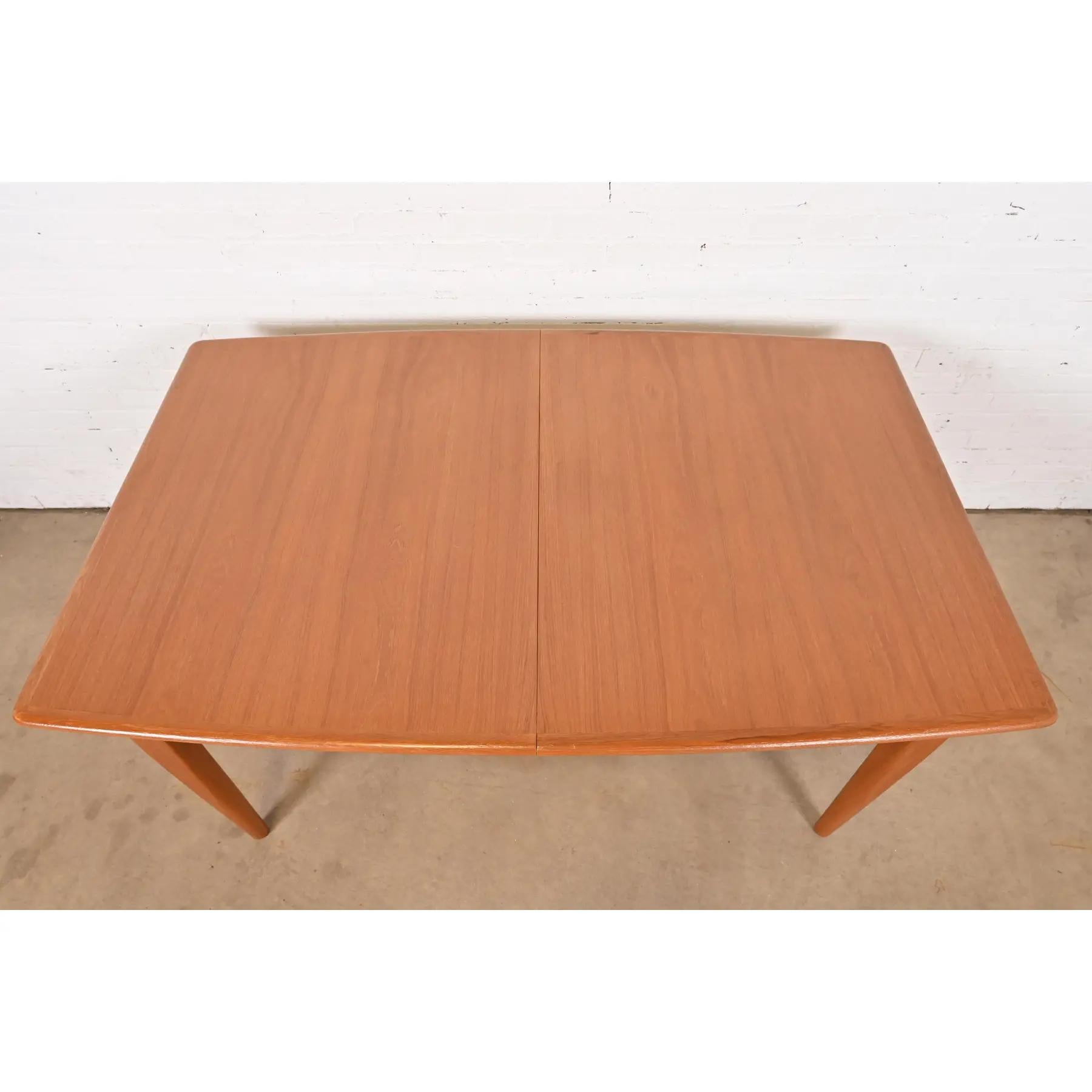 Falster table de salle à manger moderne danoise en forme de bateau à rallonge, nouvellement revernie en vente 4