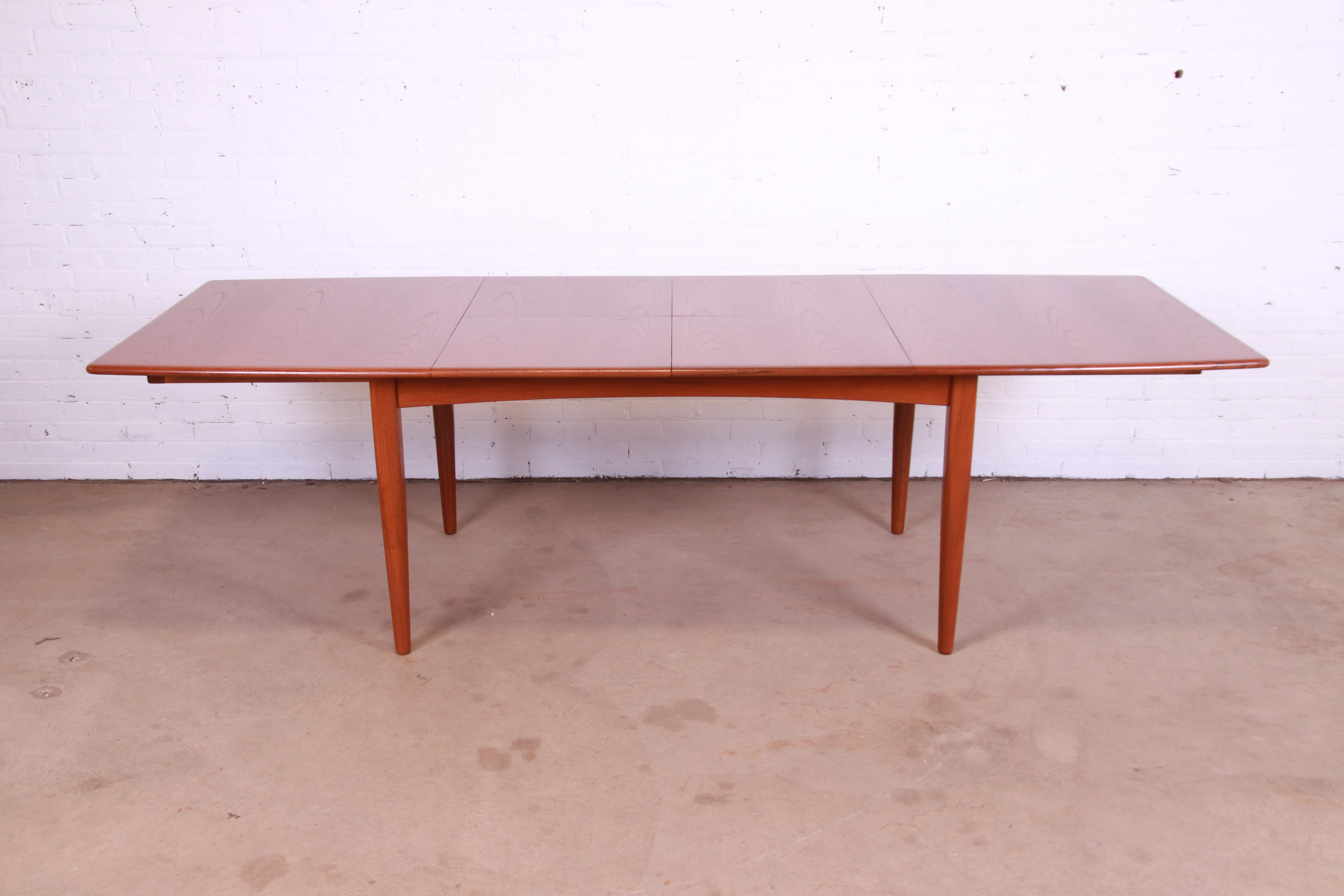 An exceptional Danish Modern teak boat-shaped extension dining table

By Falster Møbelfabrik

Denmark, 1960s

Measures: 61.75