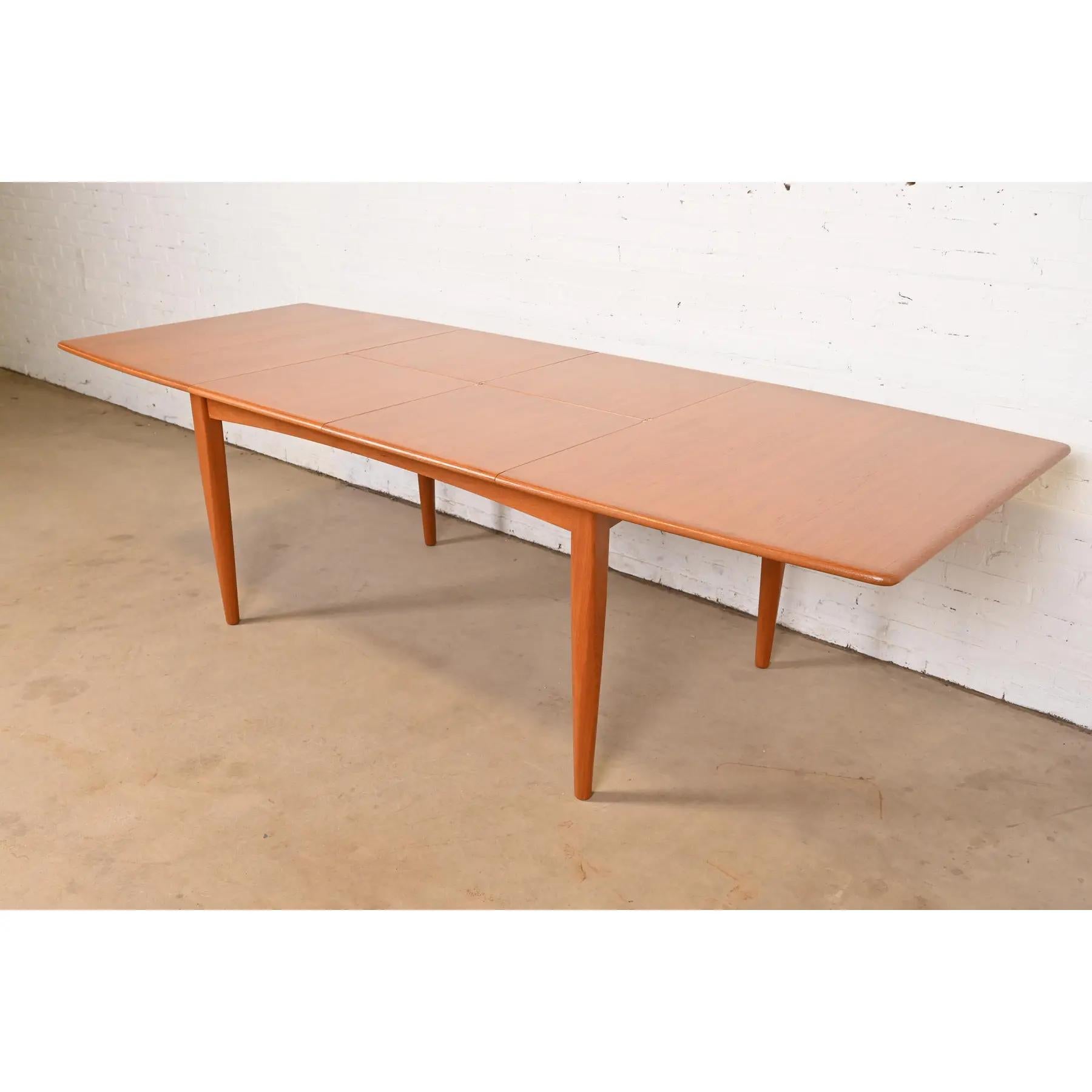 Exceptionnelle table de salle à manger moderne danoise en teck en forme de bateau

Par Falster Møbelfabrik

Danemark, années 1960

Dimensions : 61,5 