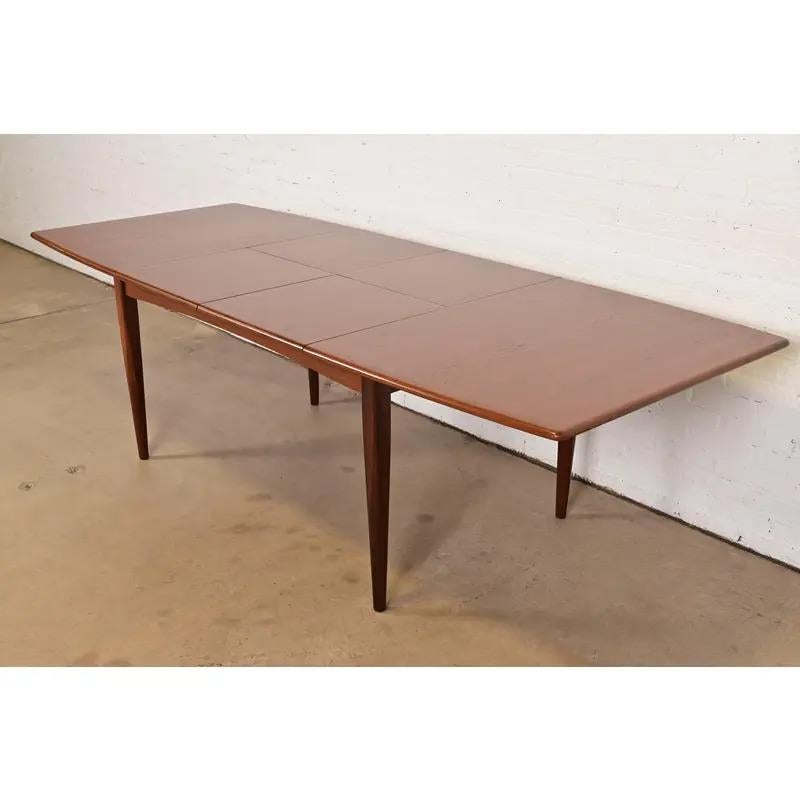Un eccezionale tavolo da pranzo allungabile moderno in teak a forma di barca

Di Falster Møbelfabrik

Danimarca, anni '60

Misure: 61,75