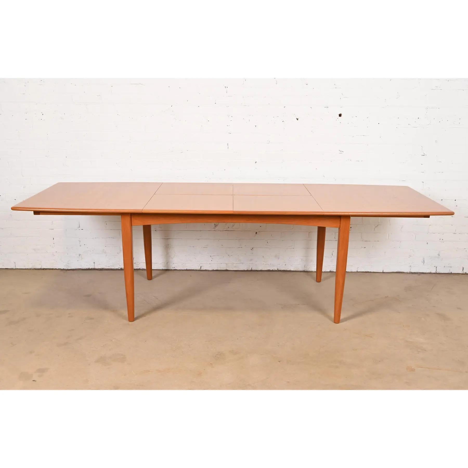 Scandinave moderne Falster table de salle à manger moderne danoise en forme de bateau à rallonge, nouvellement revernie en vente