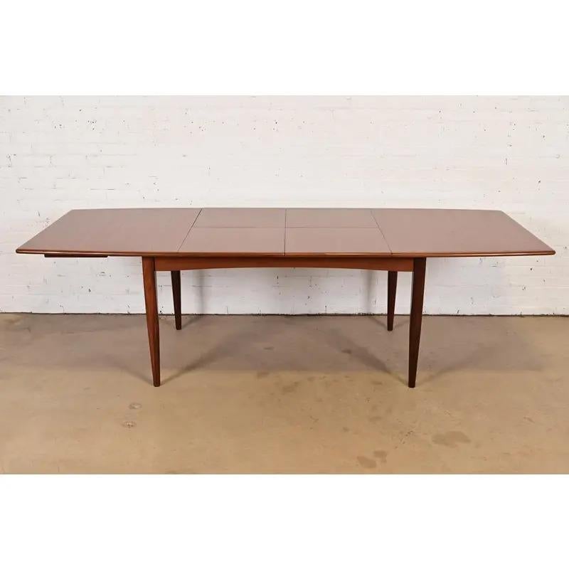 Scandinavo moderno Tavolo da pranzo allungabile in teak moderno Falster a forma di barca, appena rifinito in vendita