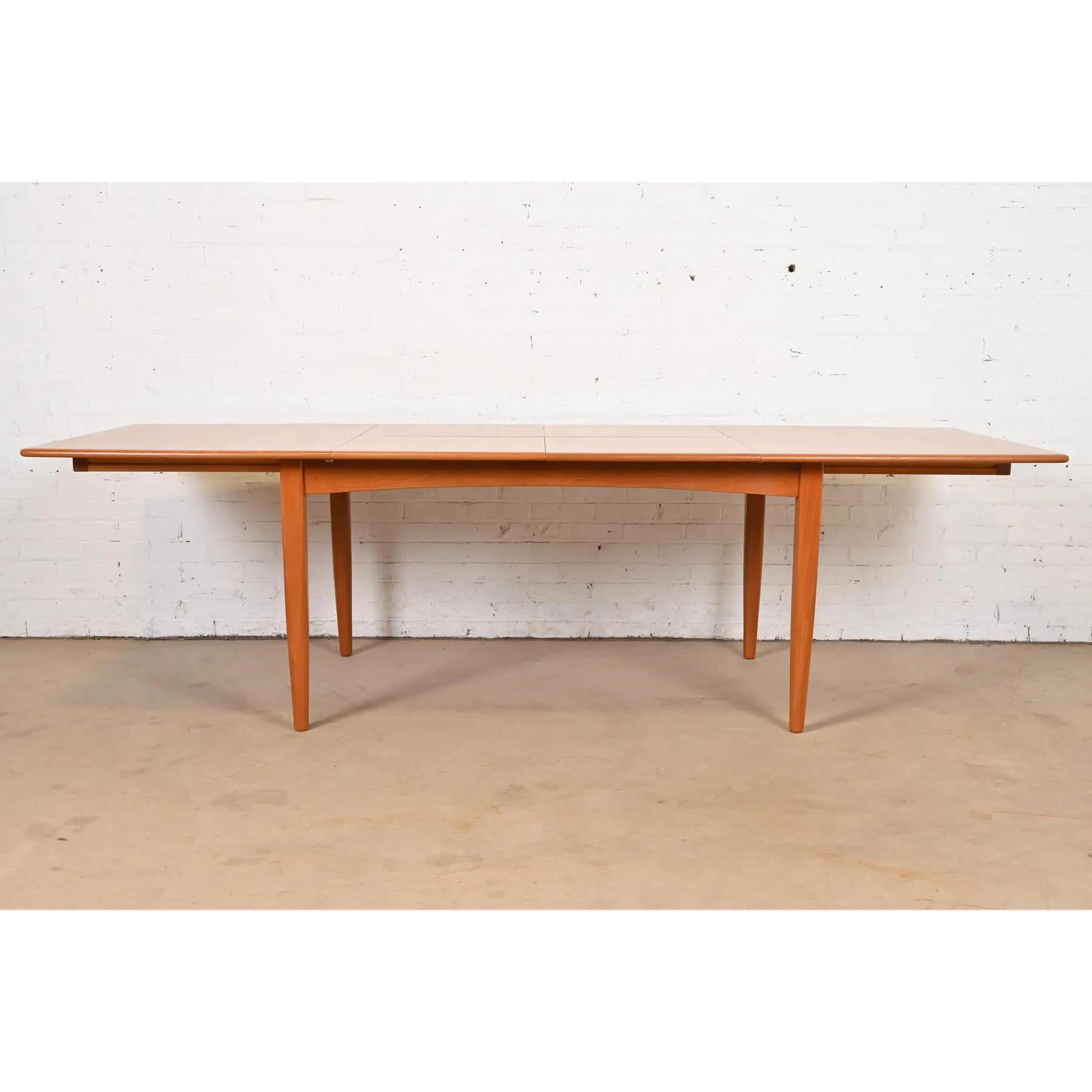 Américain Falster table de salle à manger moderne danoise en forme de bateau à rallonge, nouvellement revernie en vente