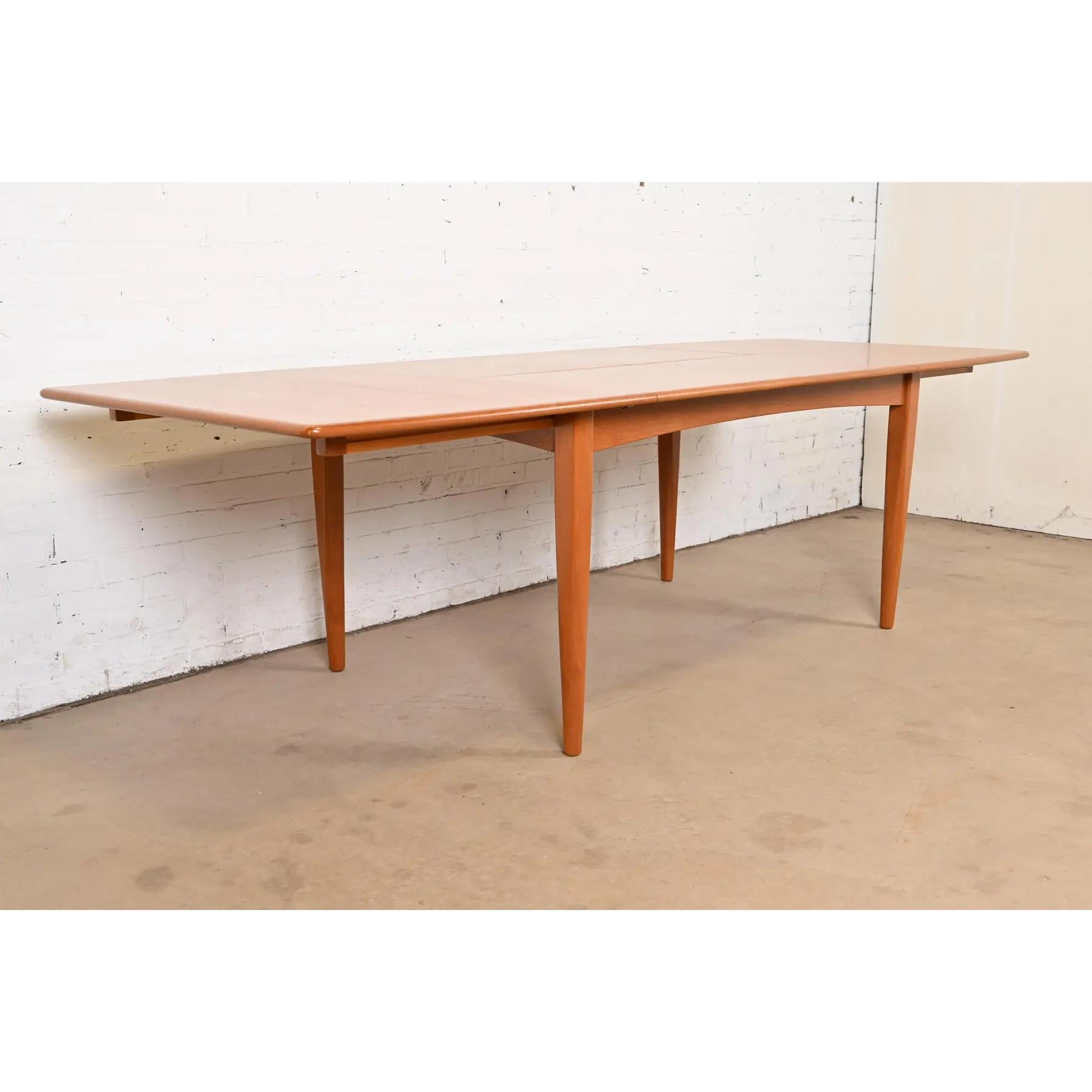 Falster table de salle à manger moderne danoise en forme de bateau à rallonge, nouvellement revernie Bon état - En vente à South Bend, IN