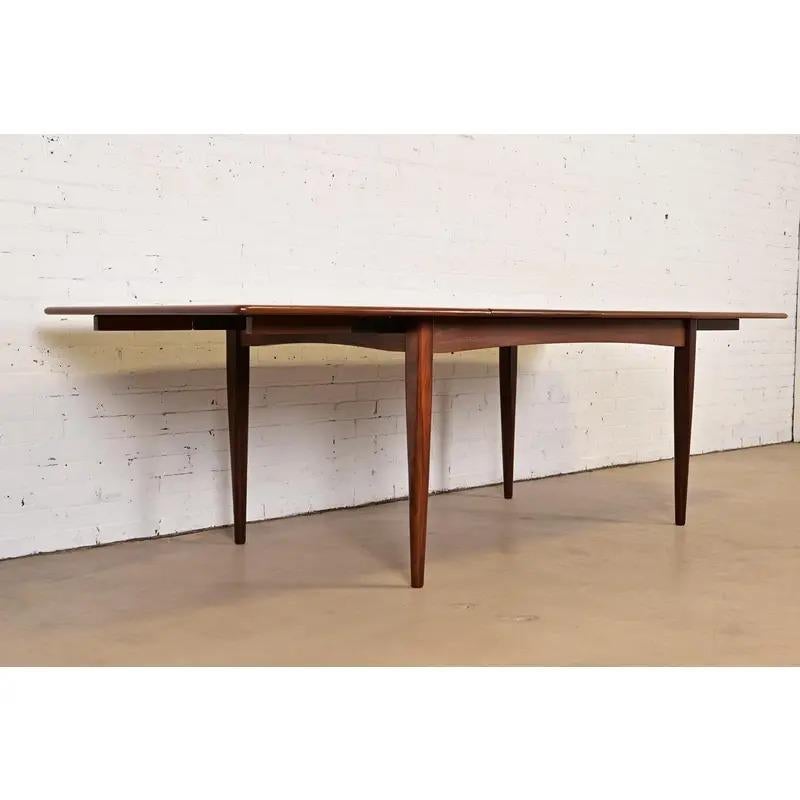 Tavolo da pranzo allungabile in teak moderno Falster a forma di barca, appena rifinito In condizioni buone in vendita a South Bend, IN