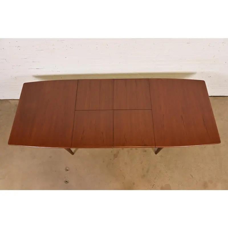 Metà XX secolo Tavolo da pranzo allungabile in teak moderno Falster a forma di barca, appena rifinito in vendita