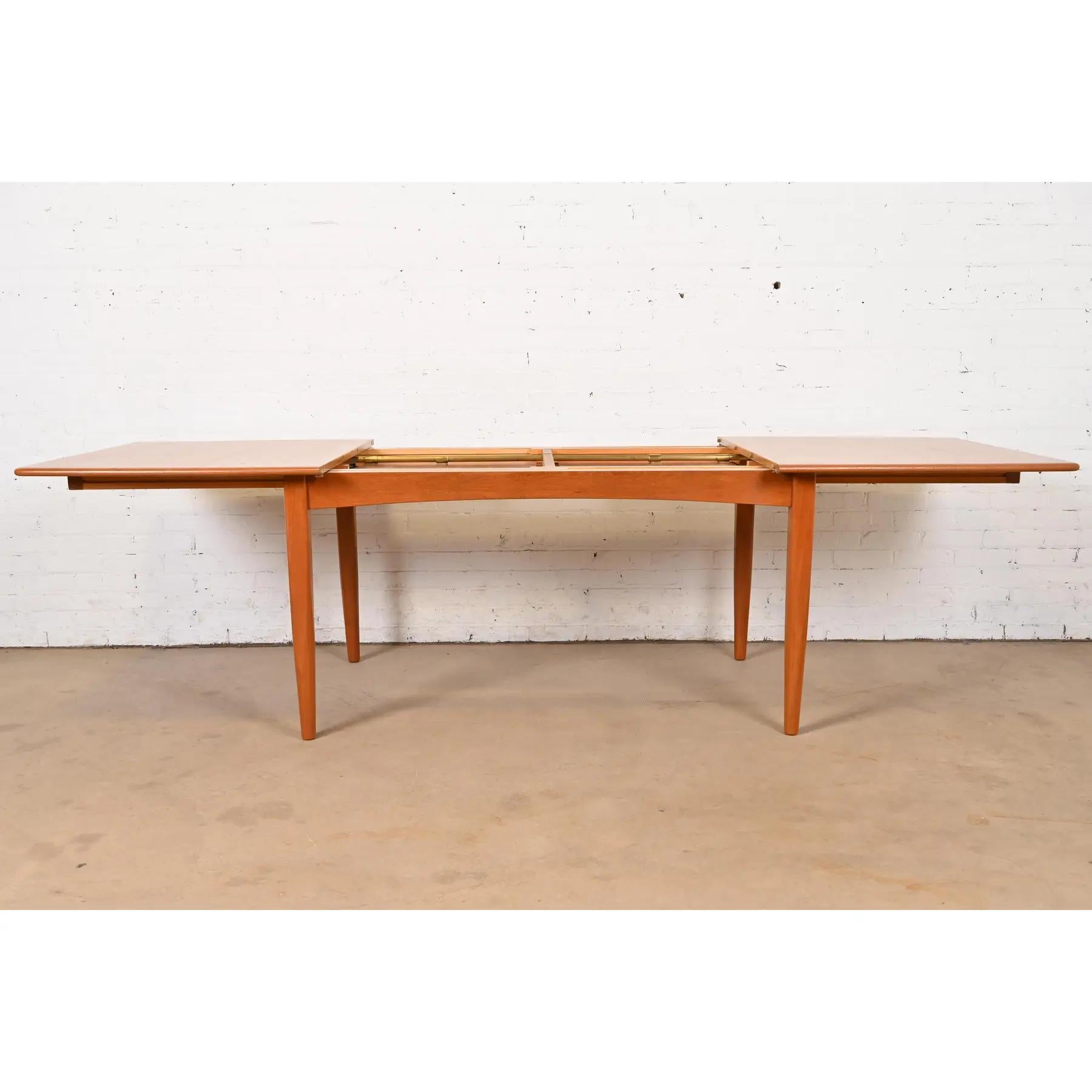 Teck Falster table de salle à manger moderne danoise en forme de bateau à rallonge, nouvellement revernie en vente