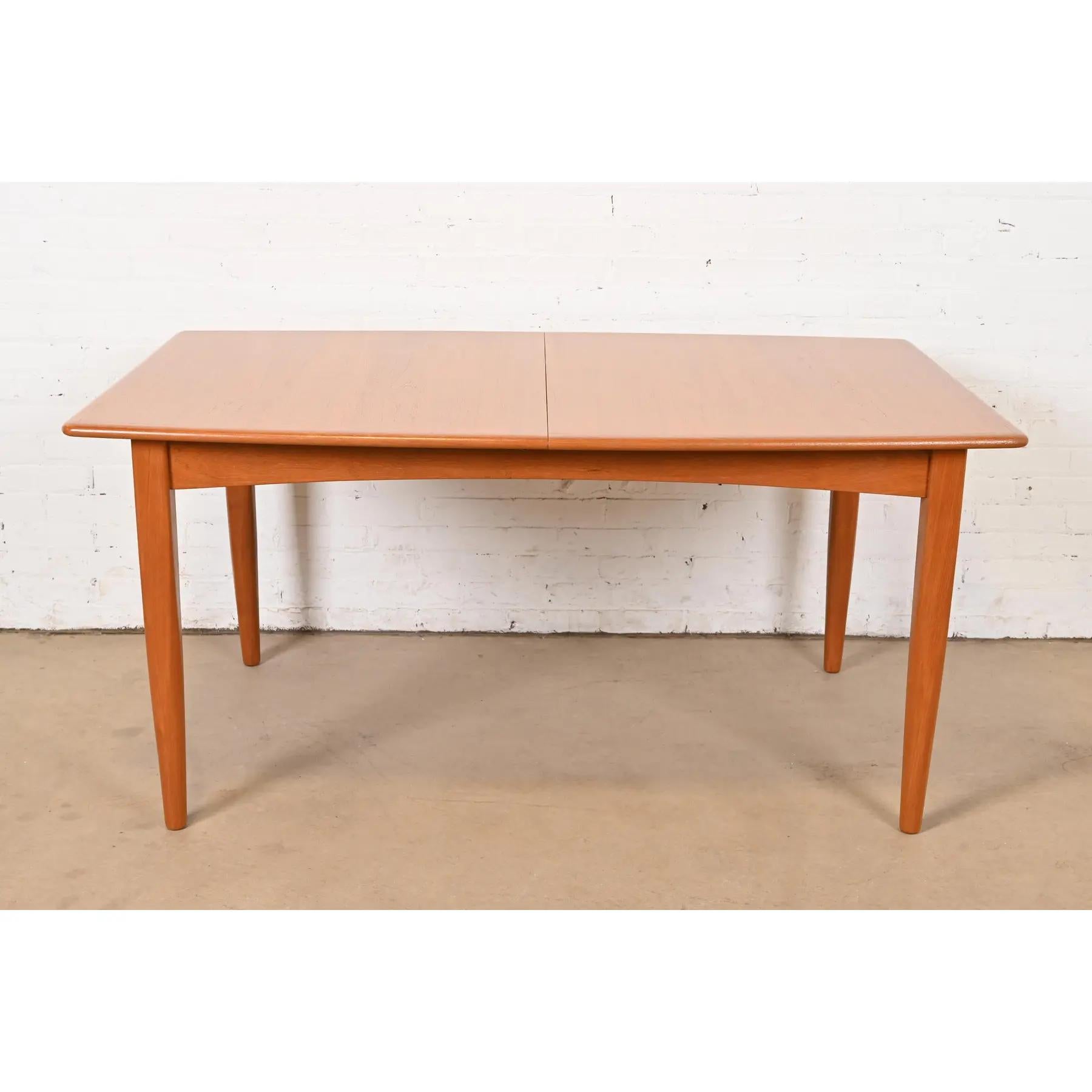 Falster table de salle à manger moderne danoise en forme de bateau à rallonge, nouvellement revernie en vente 1