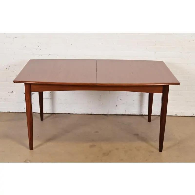 Tavolo da pranzo allungabile in teak moderno Falster a forma di barca, appena rifinito in vendita 1