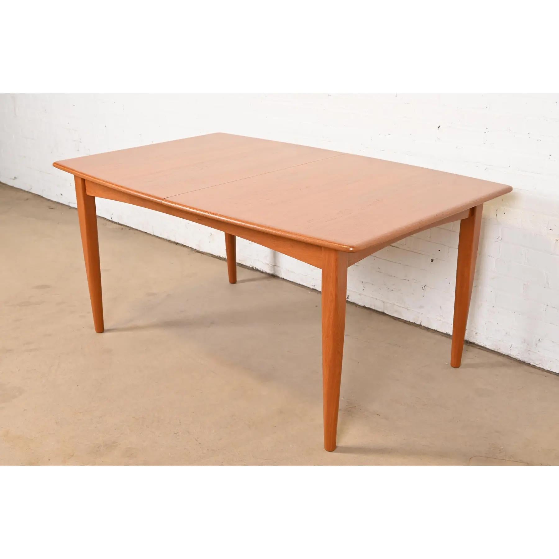Falster table de salle à manger moderne danoise en forme de bateau à rallonge, nouvellement revernie en vente 2