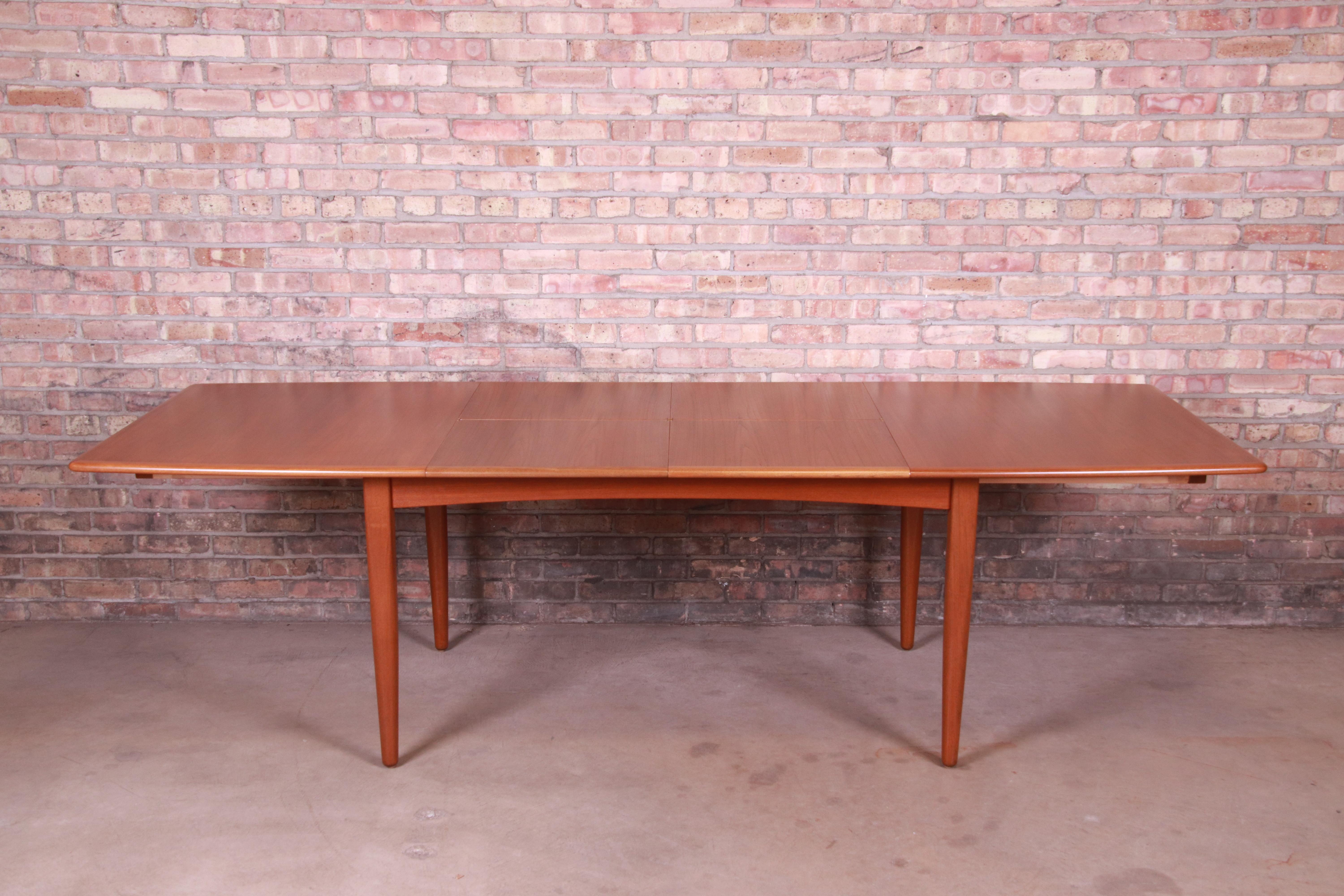An exceptional Danish modern teak boat-shaped extension dining table

By Falster Møbelfabrik

Denmark, 1960s

Measures: 61.88