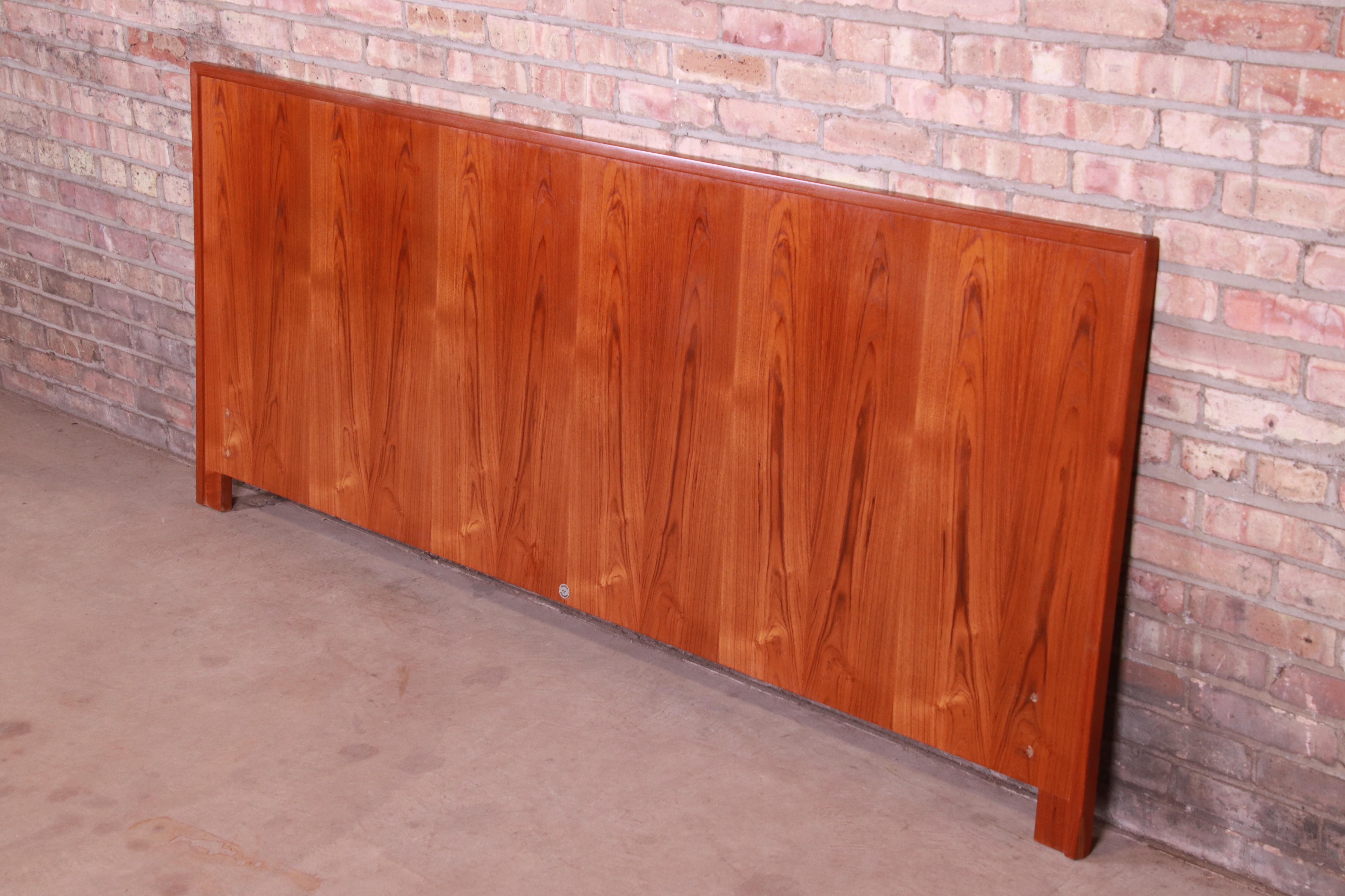 An exceptional midcentury Danish modern king size headboard in book-matched teak

By Falster Møbelfabrik

Denmark, 1960s

Measures: 82