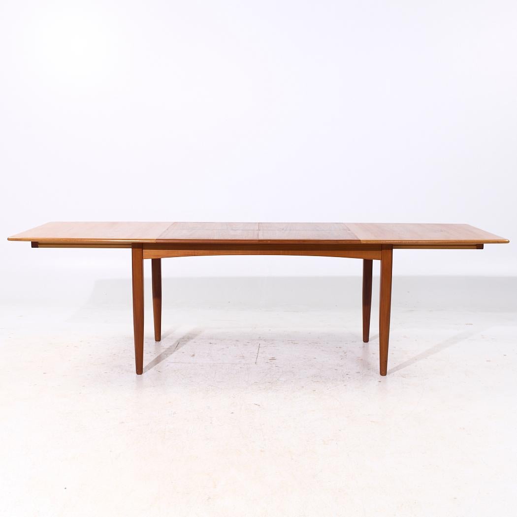 Falster Møbelfabrik Table de salle à manger en teck du milieu du siècle à feuilles cachées extensibles avec 2 feuilles

Cette table mesure : 61,75 large x 40 profond x 29 pouces de haut, avec un dégagement pour les chaises de 28,25 pouces, chaque