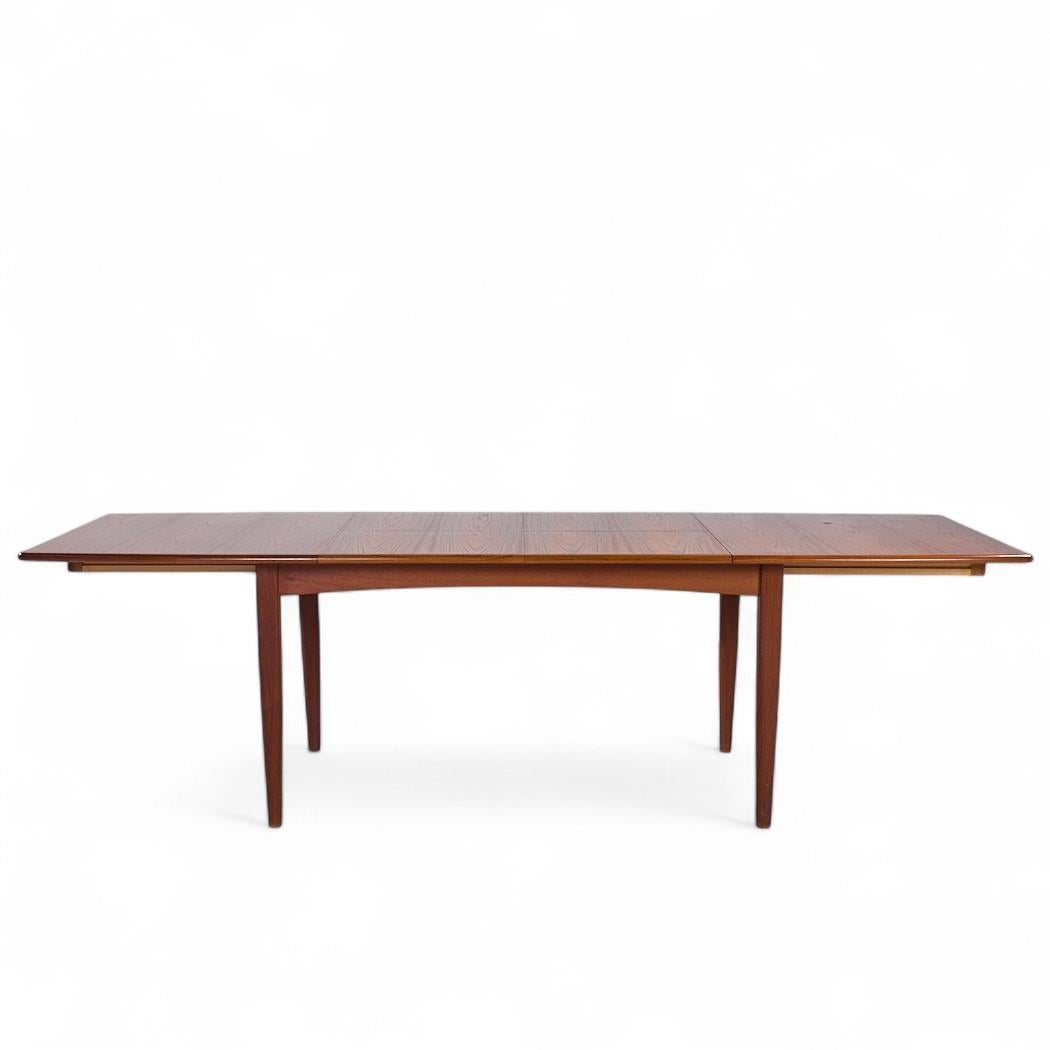 Falster Møbelfabrik Mid Century Teak Ausziehbarer Esstisch mit 2 Blättern (Hidden Leaf)

Dieser Tisch misst: 60 breit x 39 tief x 29,25 Zoll hoch, mit einem Stuhl Abstand von 25 Zoll, jedes Blatt misst 21 Zoll breit, so dass eine maximale