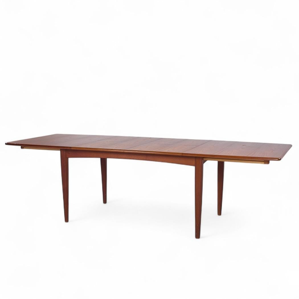 Falster Møbelfabrik Teak Ausziehbarer Esstisch mit 2 Blättern (Hidden Leaf) (Moderne der Mitte des Jahrhunderts) im Angebot