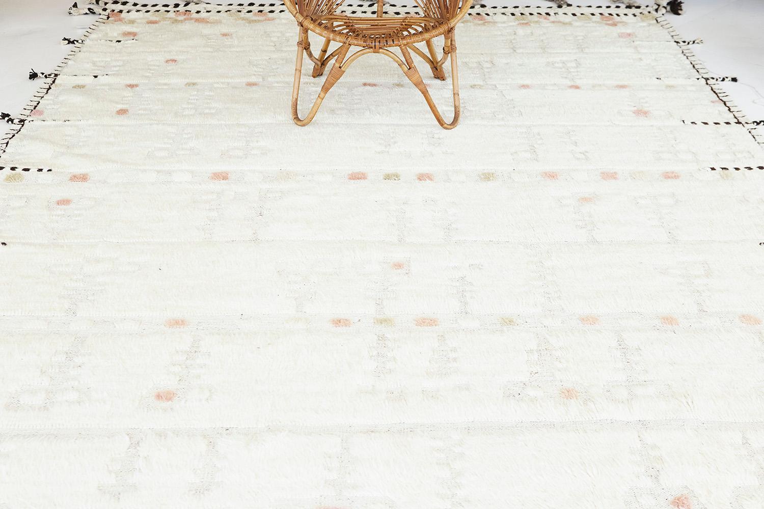 Falt' features a sense of comfortability and coziness. This wonderful rug boasts its natural colour scheme with a hint of vibrant checkered accent patterns. Kust also means 'coast' that was consciously designed and attentively woven for a serene