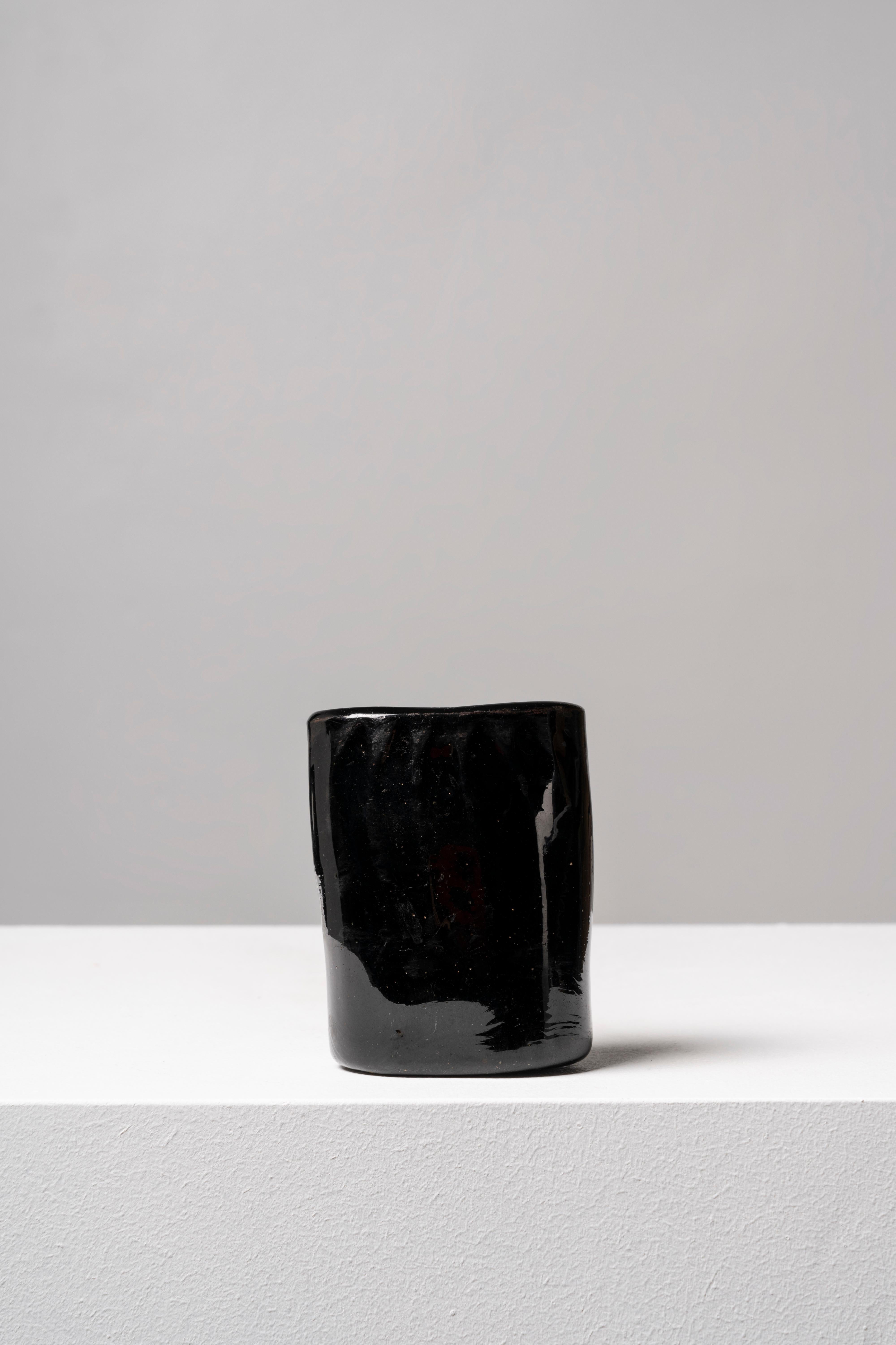 The characteristic shape and name of this glass is inspired by those objects used by hunters, who kept it in their foulards. The Royal Glass Factory of La Granja was founded in the 18th century, at the initiative of the Bourbons, who implemented the