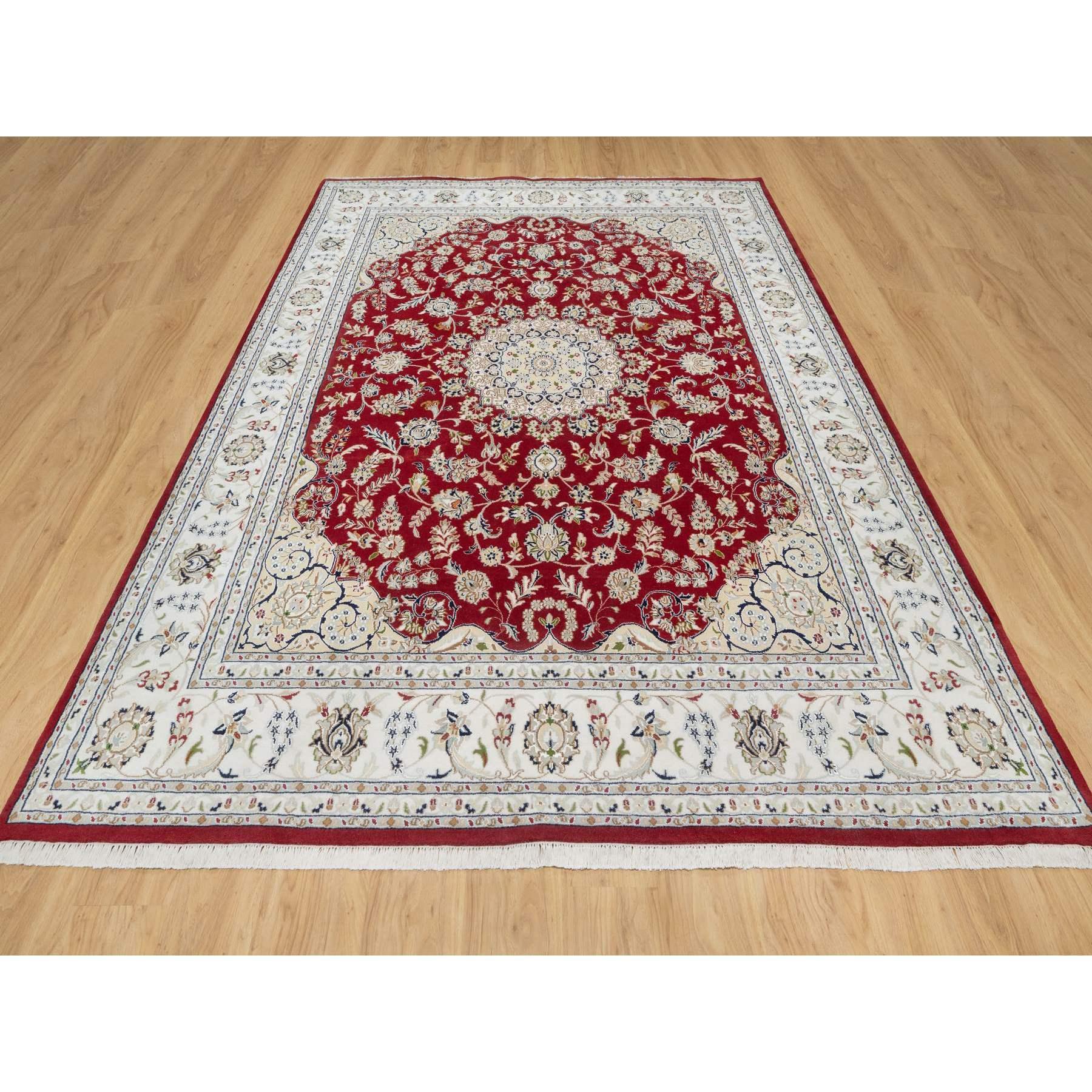 Ce fabuleux tapis noué à la main a été créé et conçu pour une résistance et une durabilité accrues. Ce tapis a été fabriqué à la main pendant des semaines selon la méthode traditionnelle qui est utilisée pour faire des
Taille exacte du tapis en