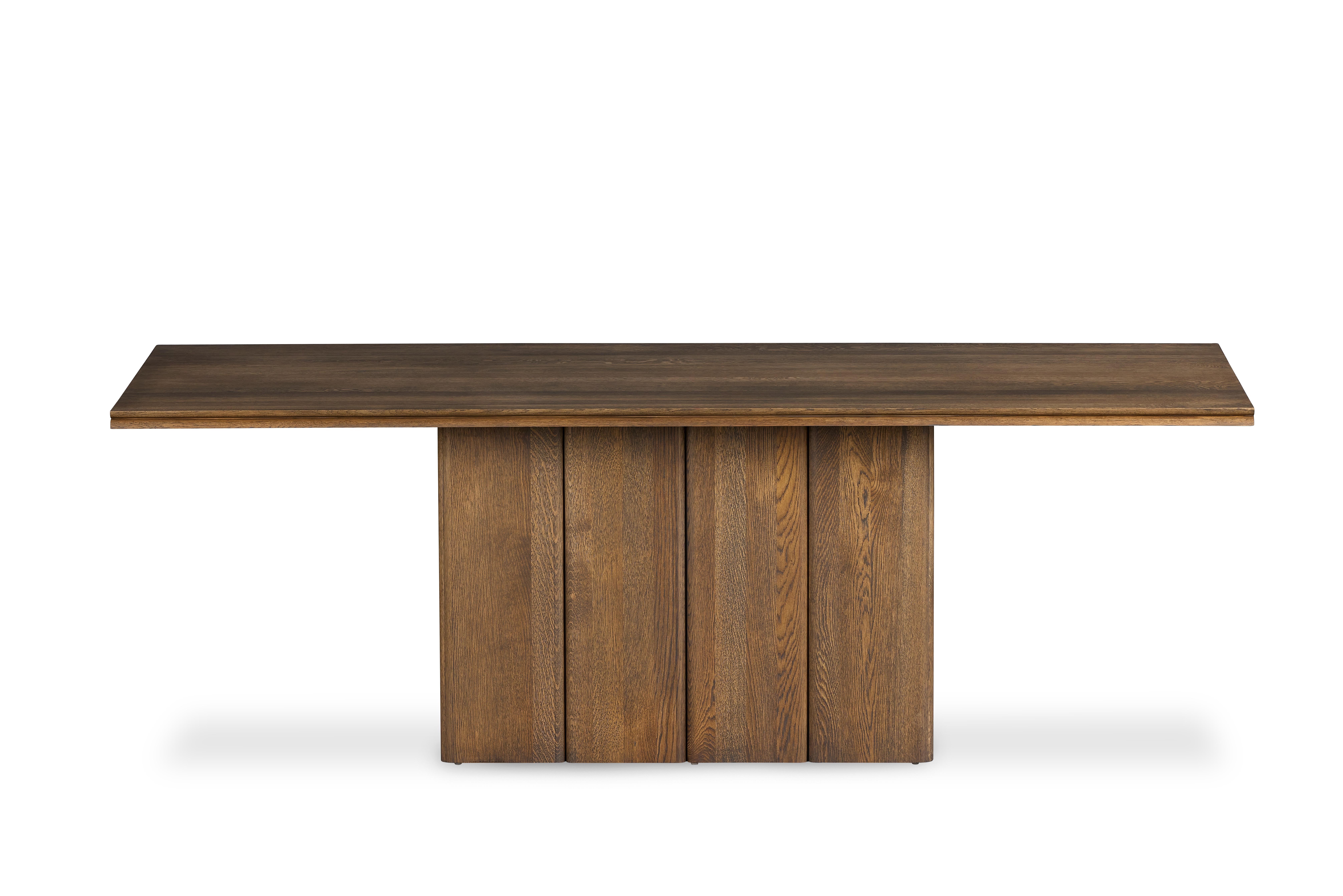 La table Fam Dining attire l'attention par ses lignes modernes et sa fonctionnalité. Le plateau en chêne massif offre durabilité et esthétique naturelle, tandis que le détail de la bande bleue ajoutée sur le bord confère à la table une touche