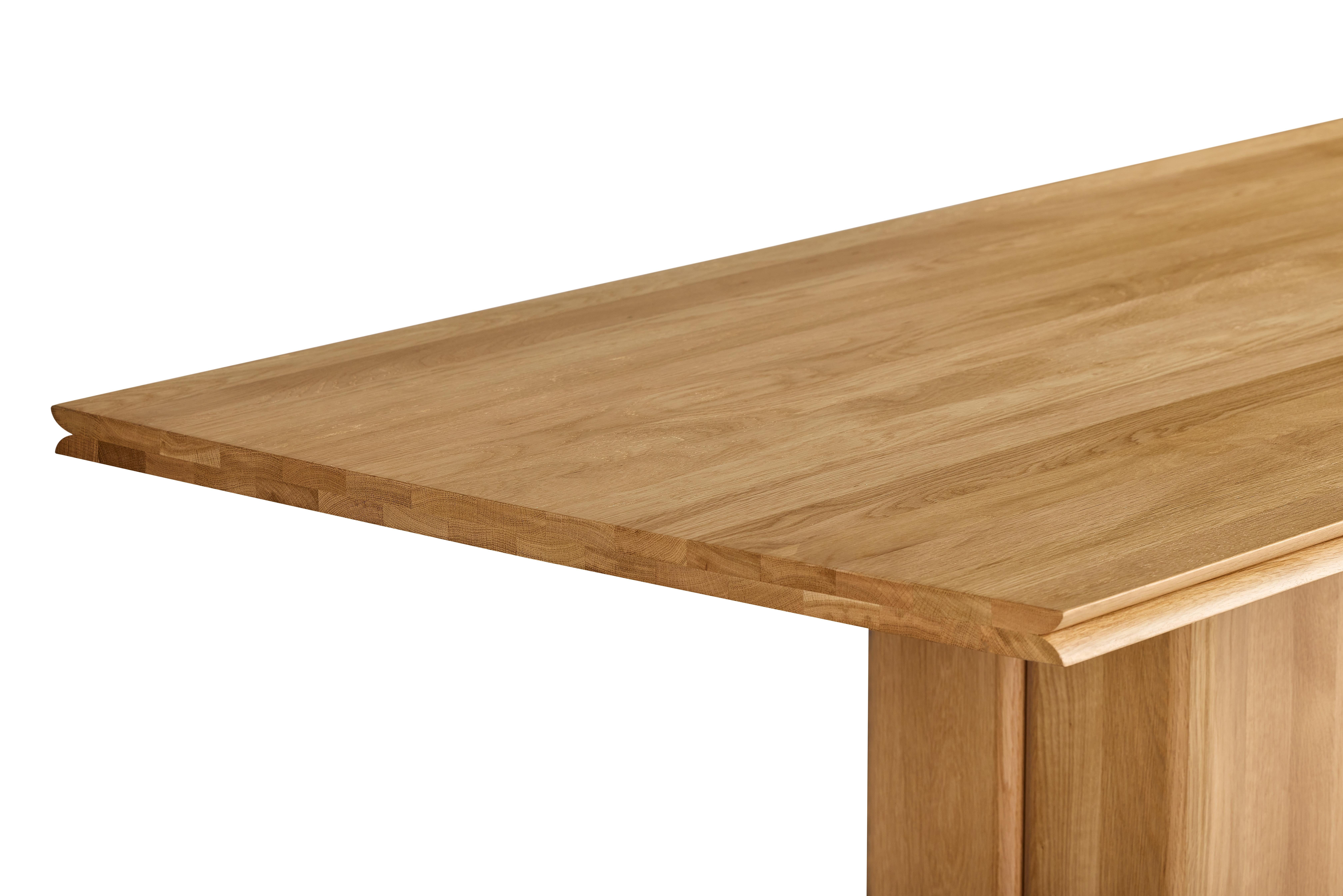 Fam en bois de chêne massif, table de salle à manger rectangulaire pour 6 personnes avec porteuse en chêne massif sans pieds attire l'attention par son design élégant et soigné. Le support central au lieu des quatre pieds traditionnels donne à la