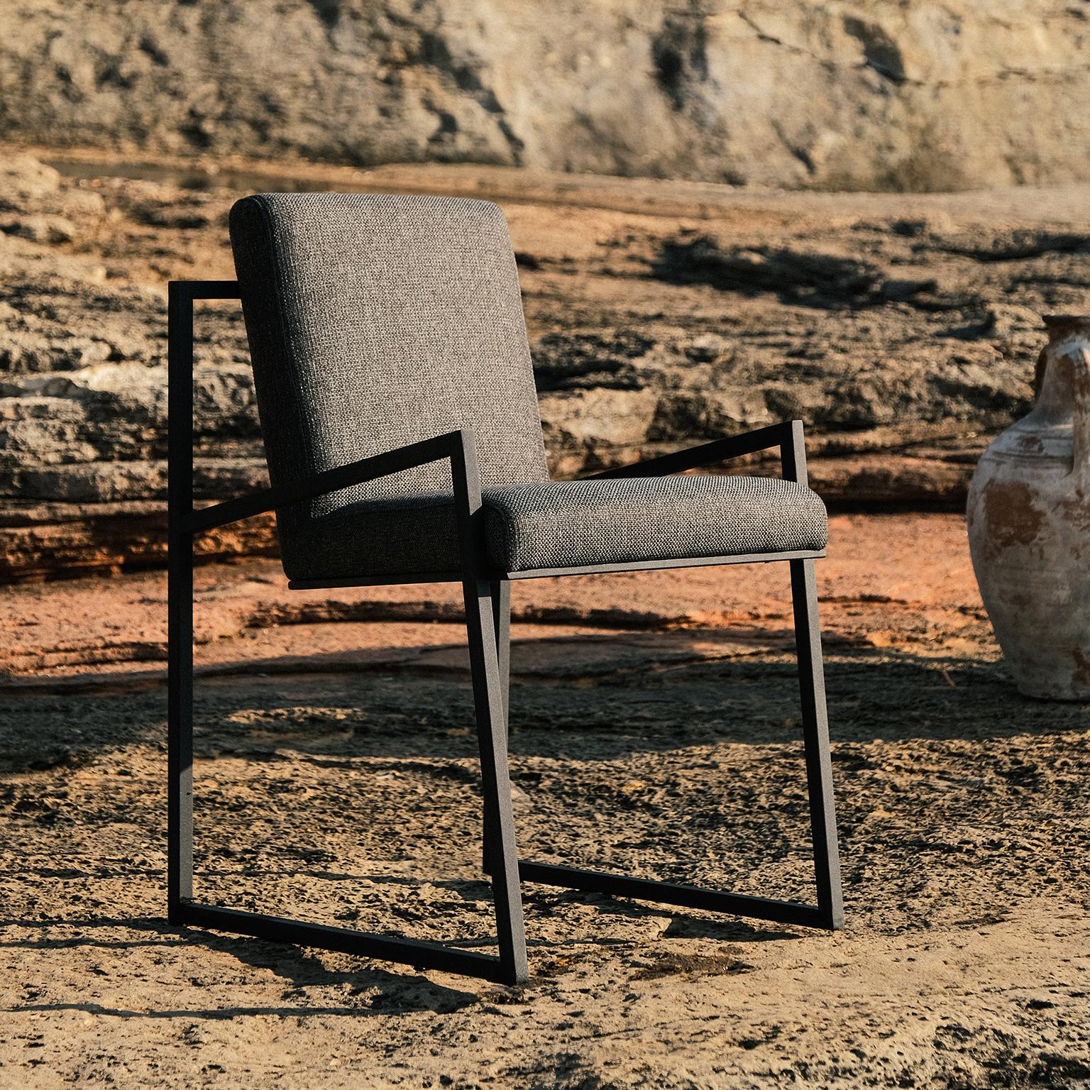 Der schwarze Metallstuhl Famed bringt bequemen Sitzkomfort und luxuriöses Design in Ihr Wohnzimmer...

Der FAMED-Stuhl, bei dem das bequeme Sitzen im Vordergrund steht, fasziniert durch seinen kompakten Platz, den er zusammen mit einem Esstisch