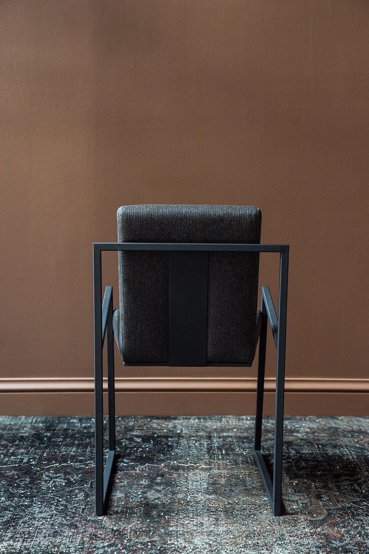 Famosa Silla de Metal Negra en Nuevo Estado en İSTANBUL, TR