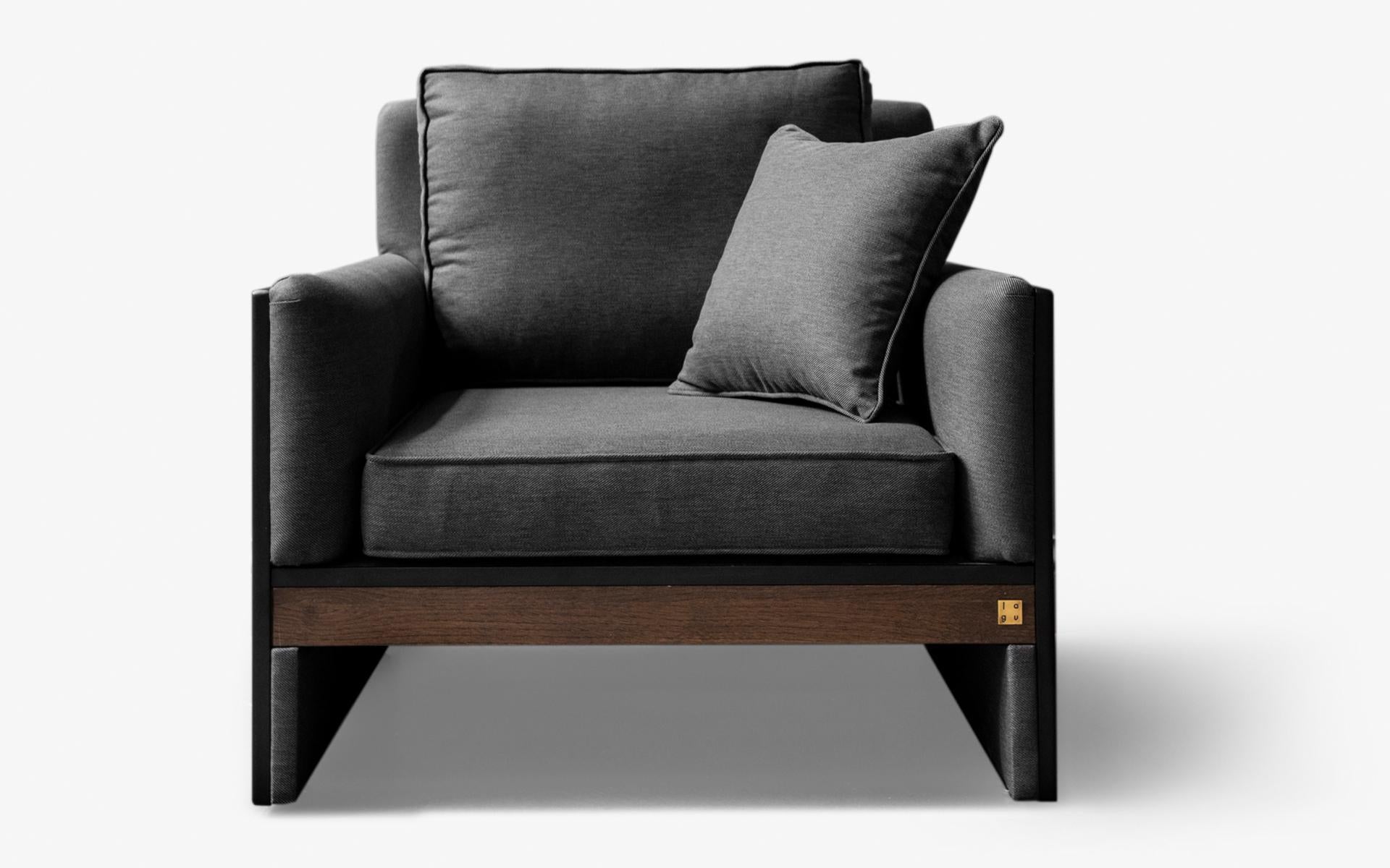 Der Famed Sessel verbindet harmonisch Stoff mit Metall und verleiht Ihrem Raum einen Hauch von Qualität.

Die Größe des vermessingten Metalls oder das warme Gefühl von Holz... Welches Material Sie auch immer wählen, der FAMED Einzelsitz schafft ein