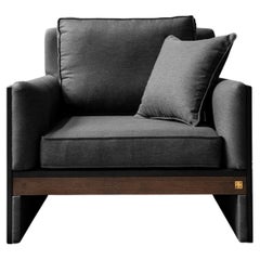 Famoso sillón de metal negro con detalles