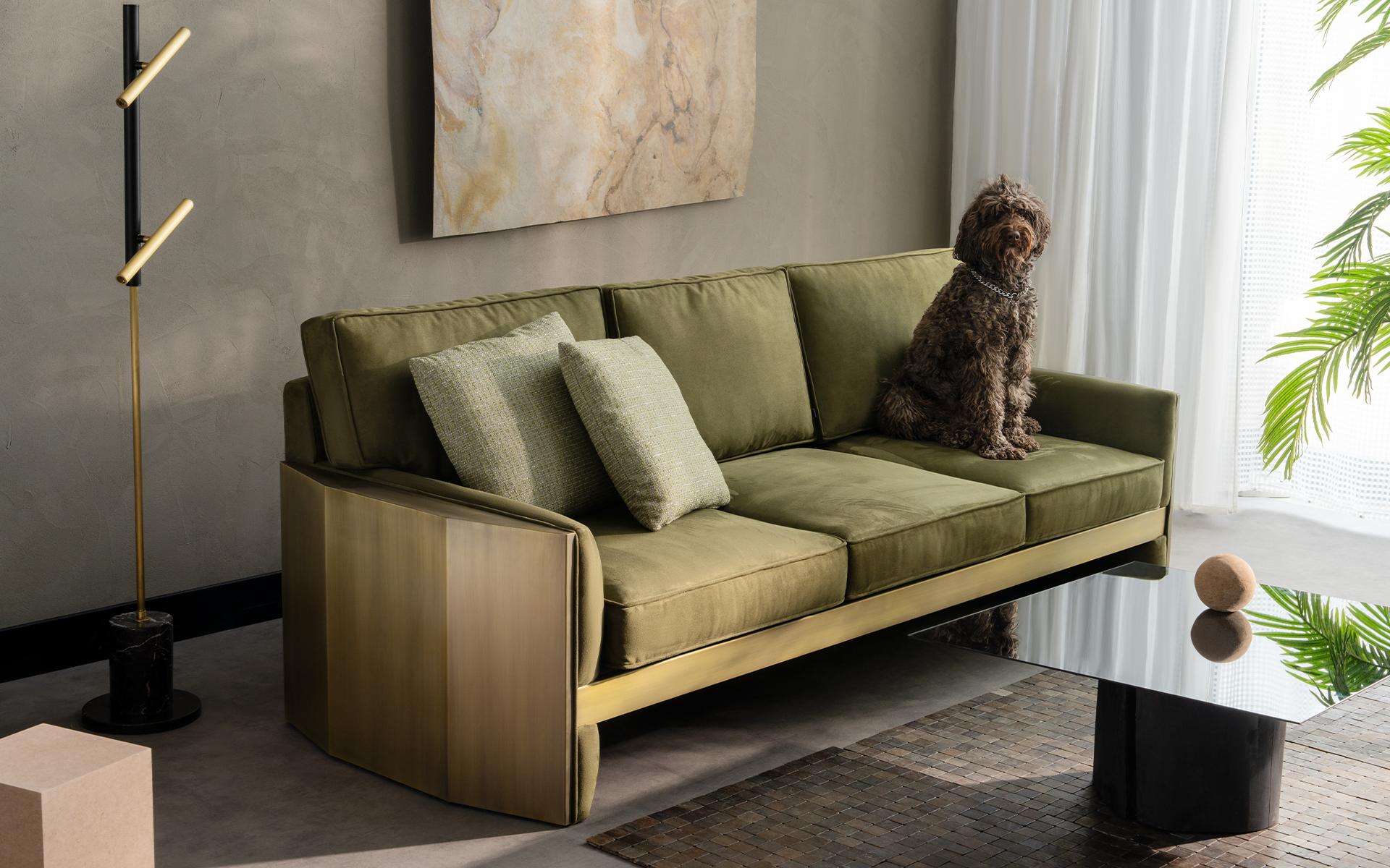 Canapé à trois mers en laiton audacieux en vente 2