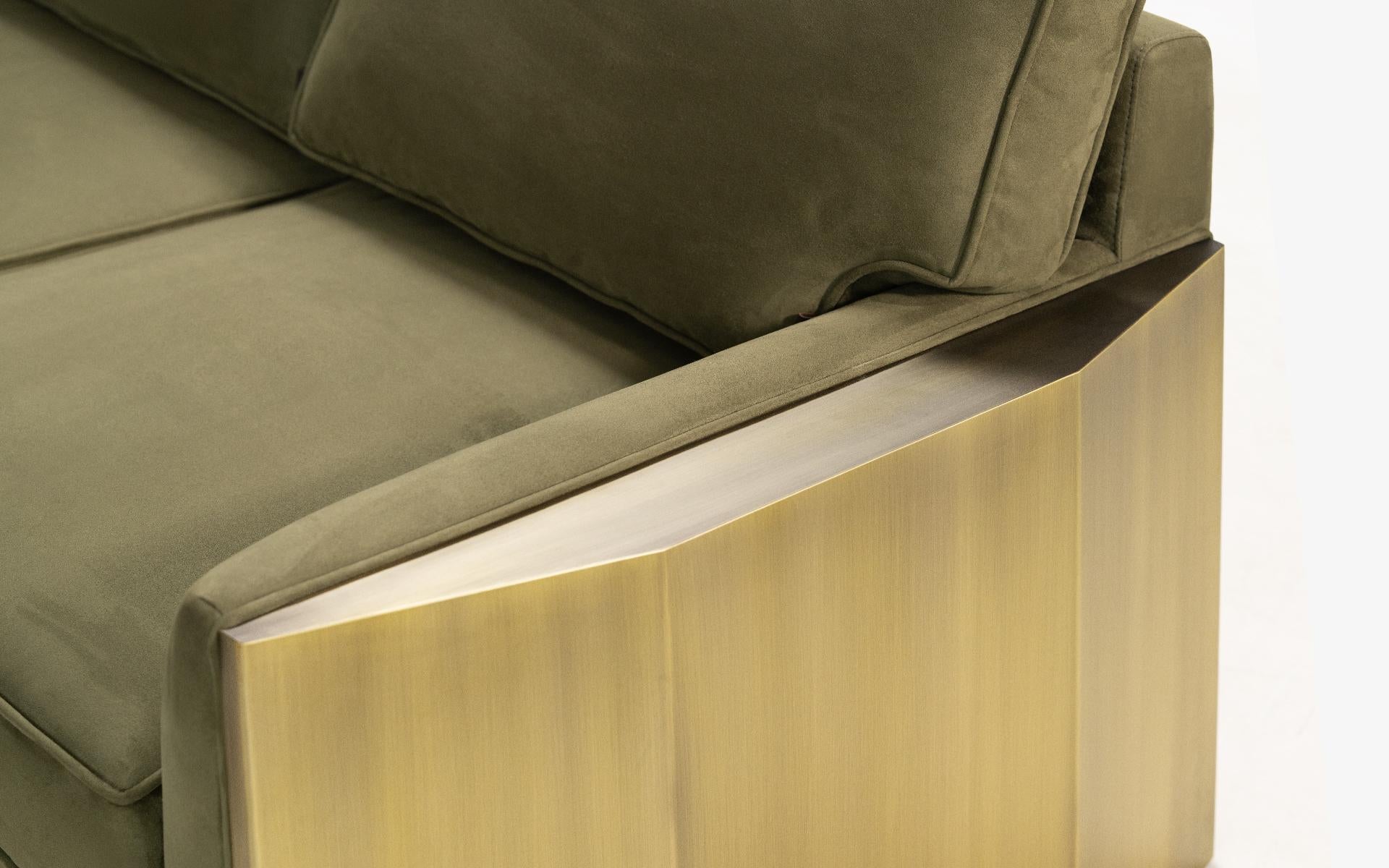 Canapé à trois mers en laiton audacieux en vente 8