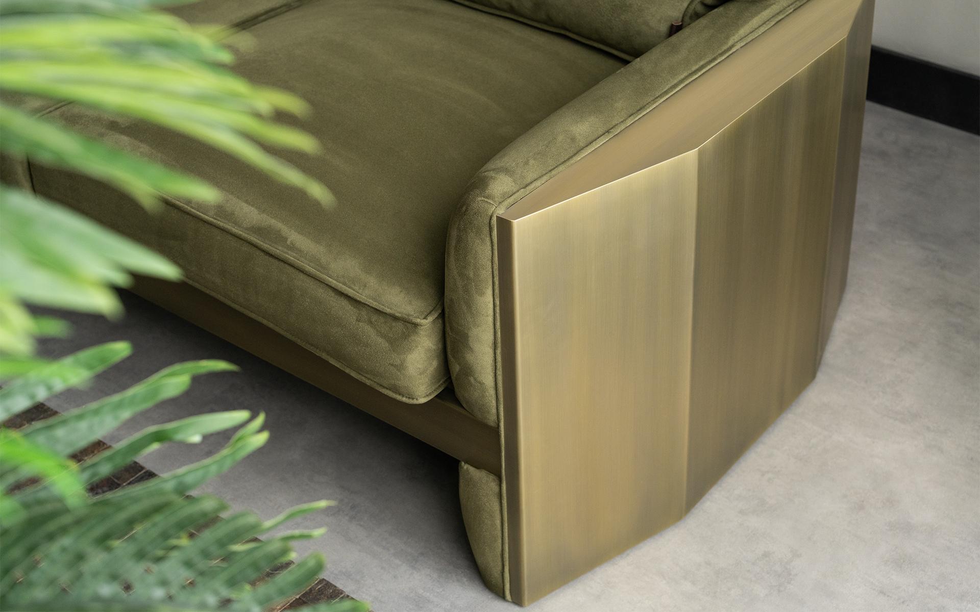 Canapé à trois mers en laiton audacieux en vente 9