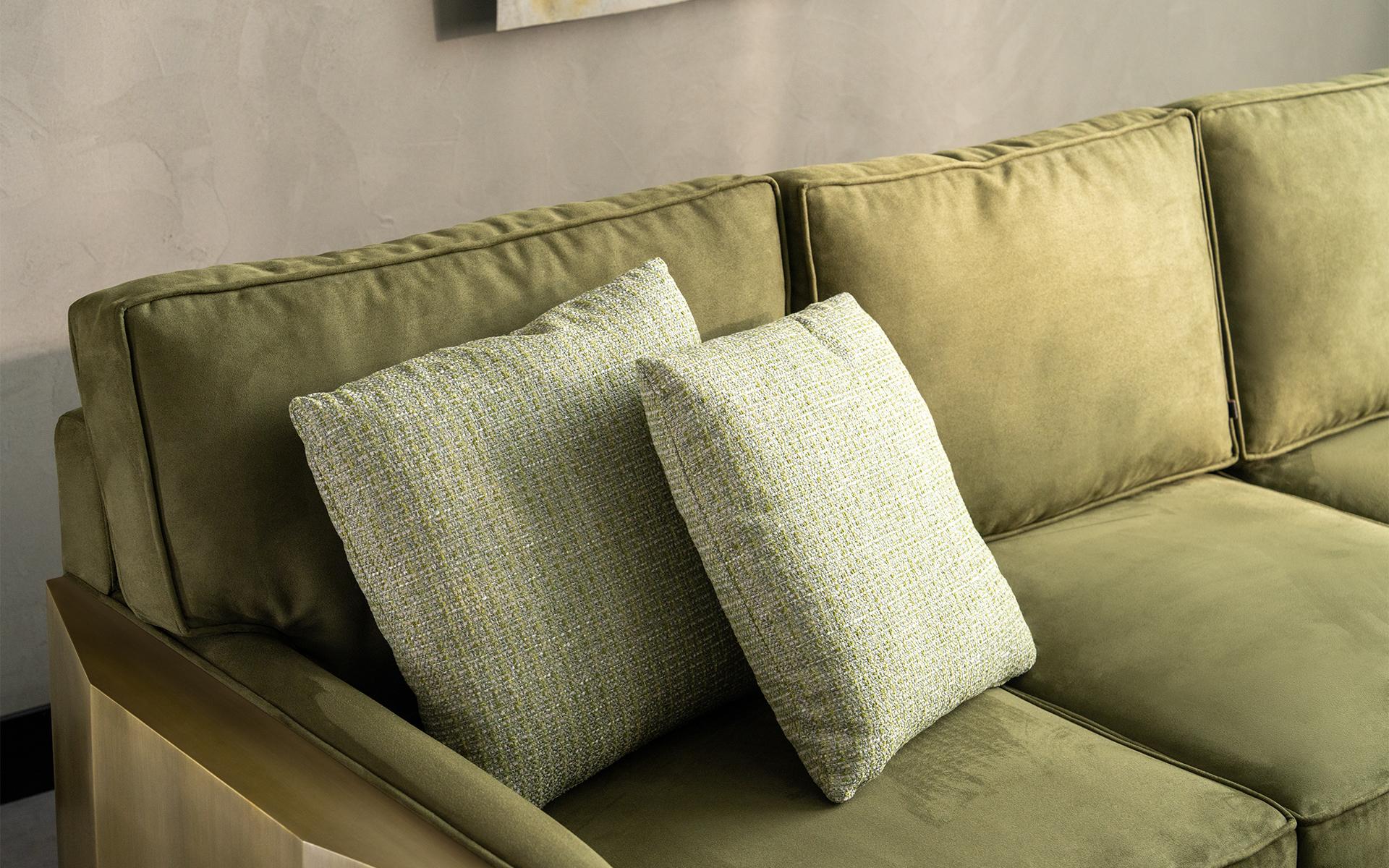 Canapé à trois mers en laiton audacieux en vente 10