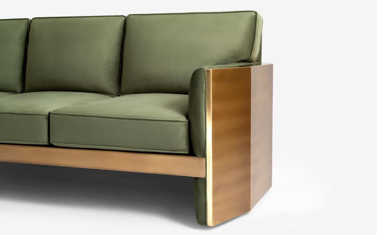 Das berühmte kühne Dreisitzer-Sofa kombiniert harmonisch Stoff mit Messing und verleiht Ihrem Raum einen Hauch von Qualität...
Materialien:
-Messing 
-Erste Klasse Erle
-Eiche massiv erster Güte
-Eingetragenes