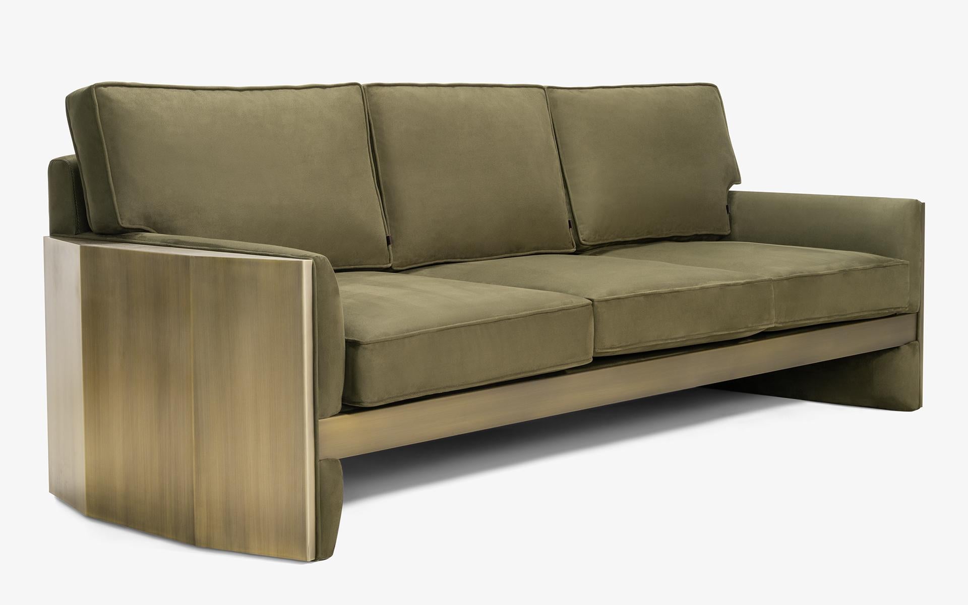 Le célèbre canapé trois places audacieux combine harmonieusement le tissu et le laiton, ajoutant un air de qualité à votre espace...
Matériaux :
-Laiton 
-Aulne de première année
-Chêne massif de première qualité
-Modèle déposé

Alternatives