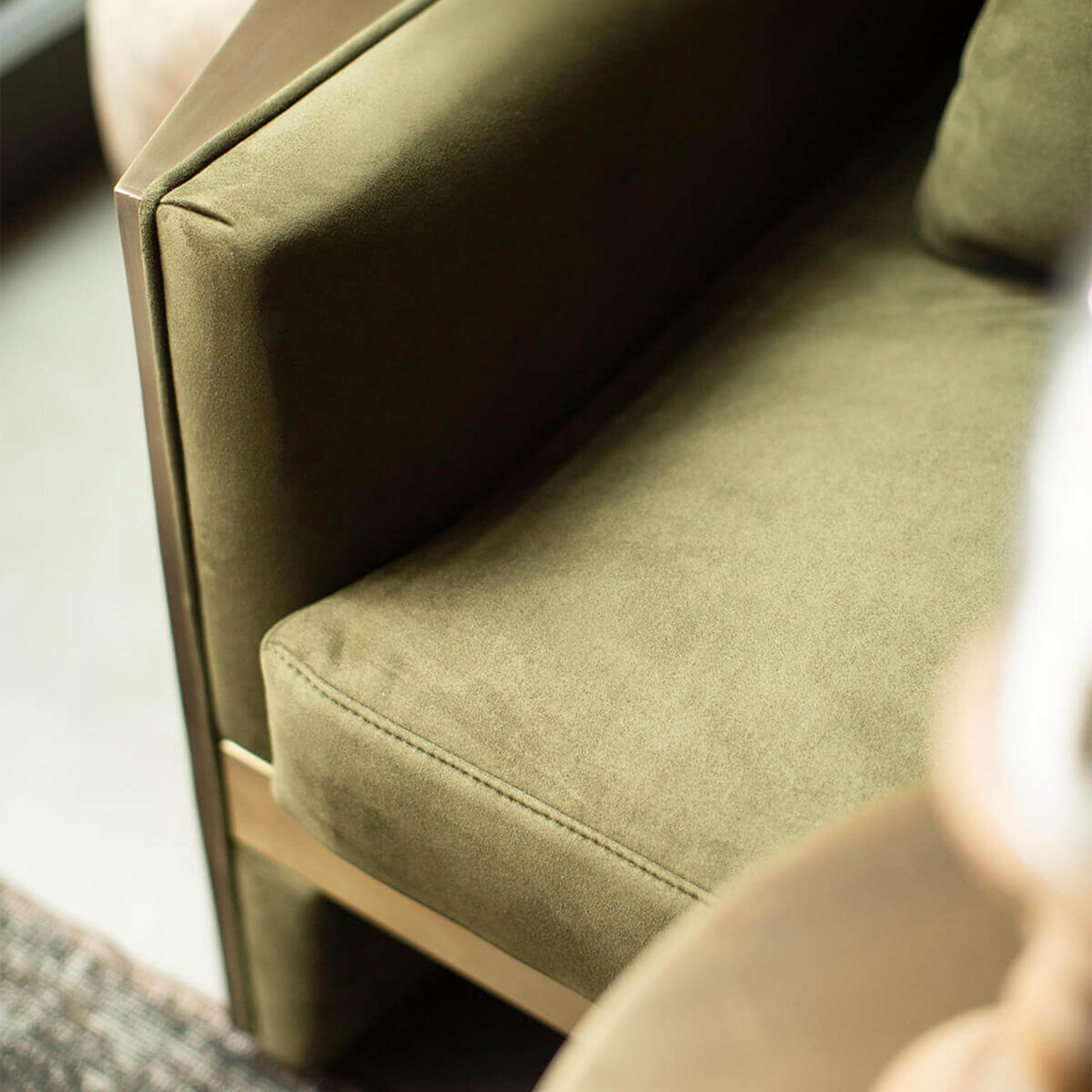 Berühmtes Dreisitzer-Sofa aus kräftigem Messing im Angebot 2