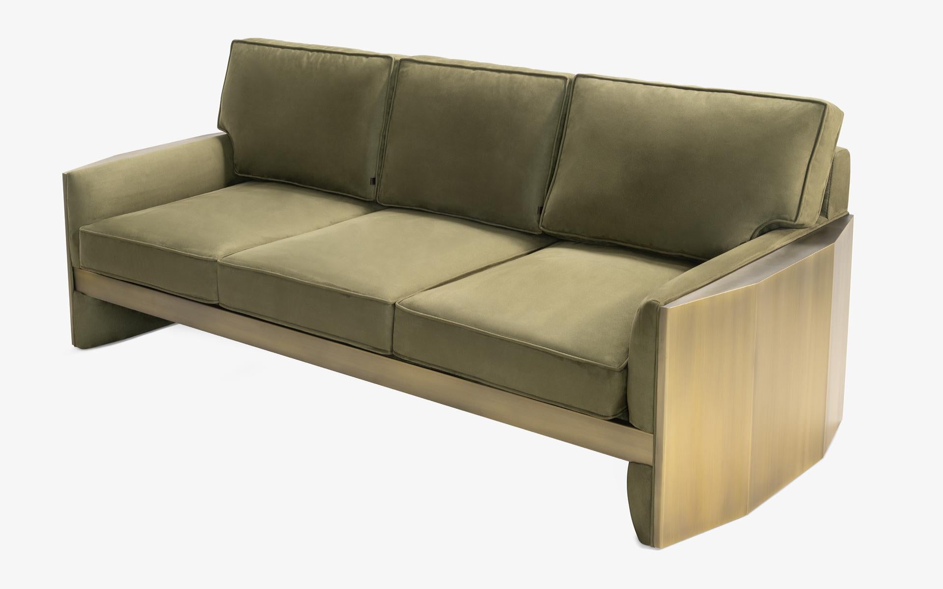 Canapé à trois mers en laiton audacieux en vente 1