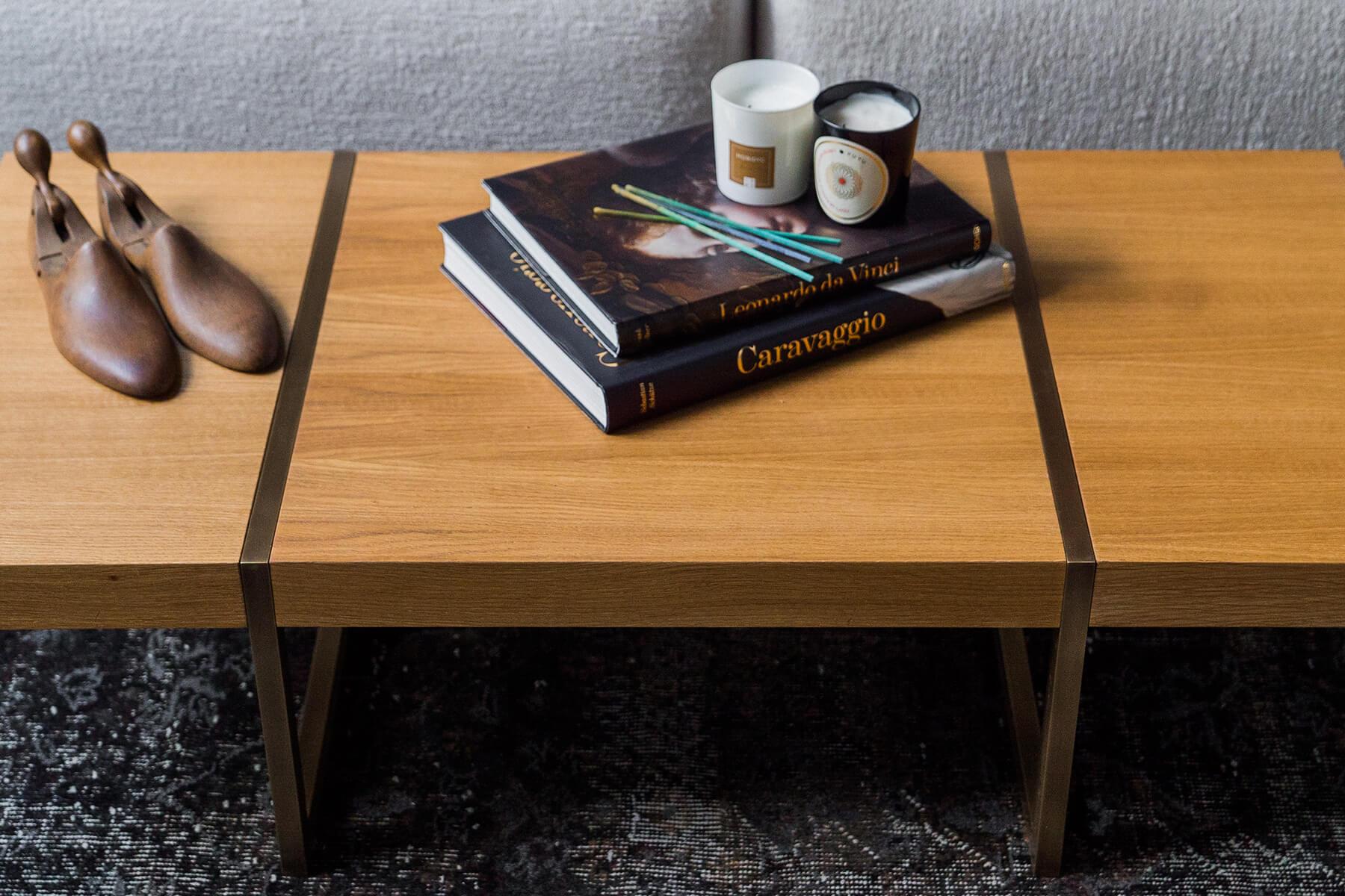 Moderne Célèbre table basse en bois et laiton en vente