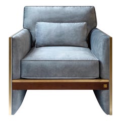 Famoso sillón de terciopelo con detalles de latón en exposición