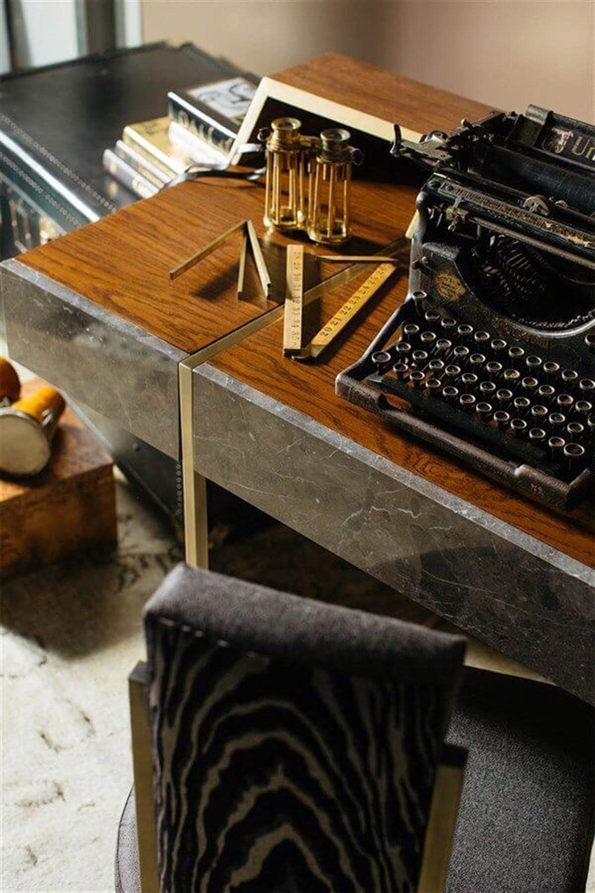 Famed Brass &  Bureau en bois avec tiroirs en marbre **DURÉE DE DÉLAI DE 5 À 6 WEEKS** en vente 1