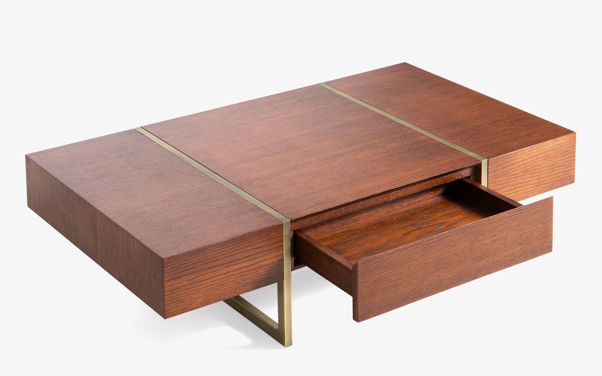 Oggetti in metallo Famed Tavolino da caffè con cassetto in impiallacciatura di Oak scuro e ottone antico in vendita