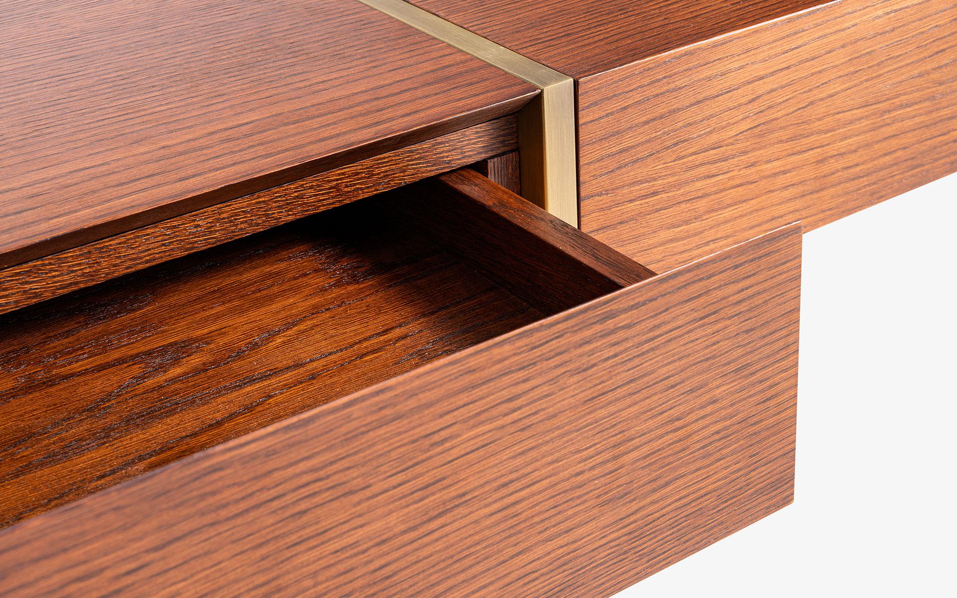 XXI secolo e contemporaneo Famed Tavolino da caffè con cassetto in impiallacciatura di Oak scuro e ottone antico in vendita