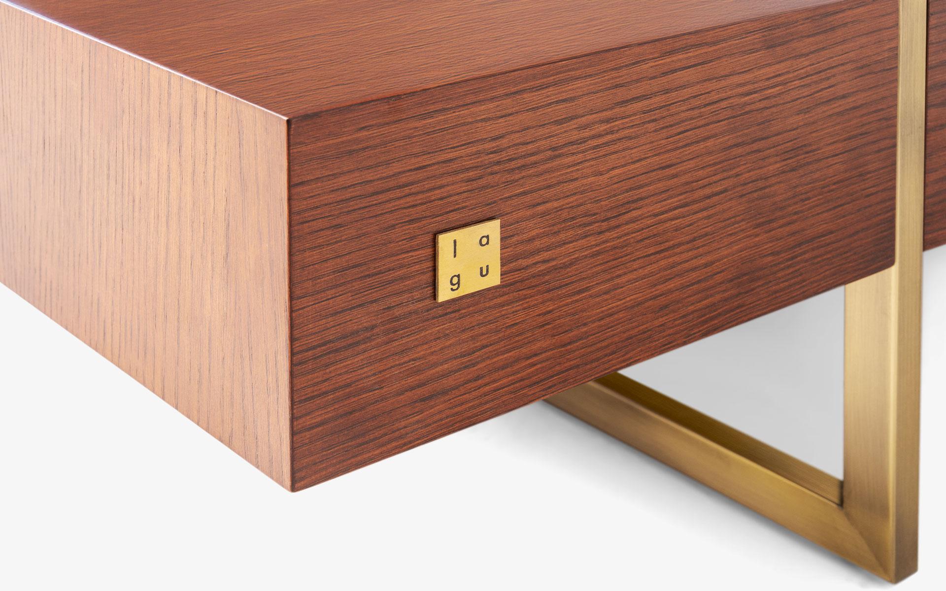 Ottone Famed Tavolino da caffè con cassetto in impiallacciatura di Oak scuro e ottone antico in vendita